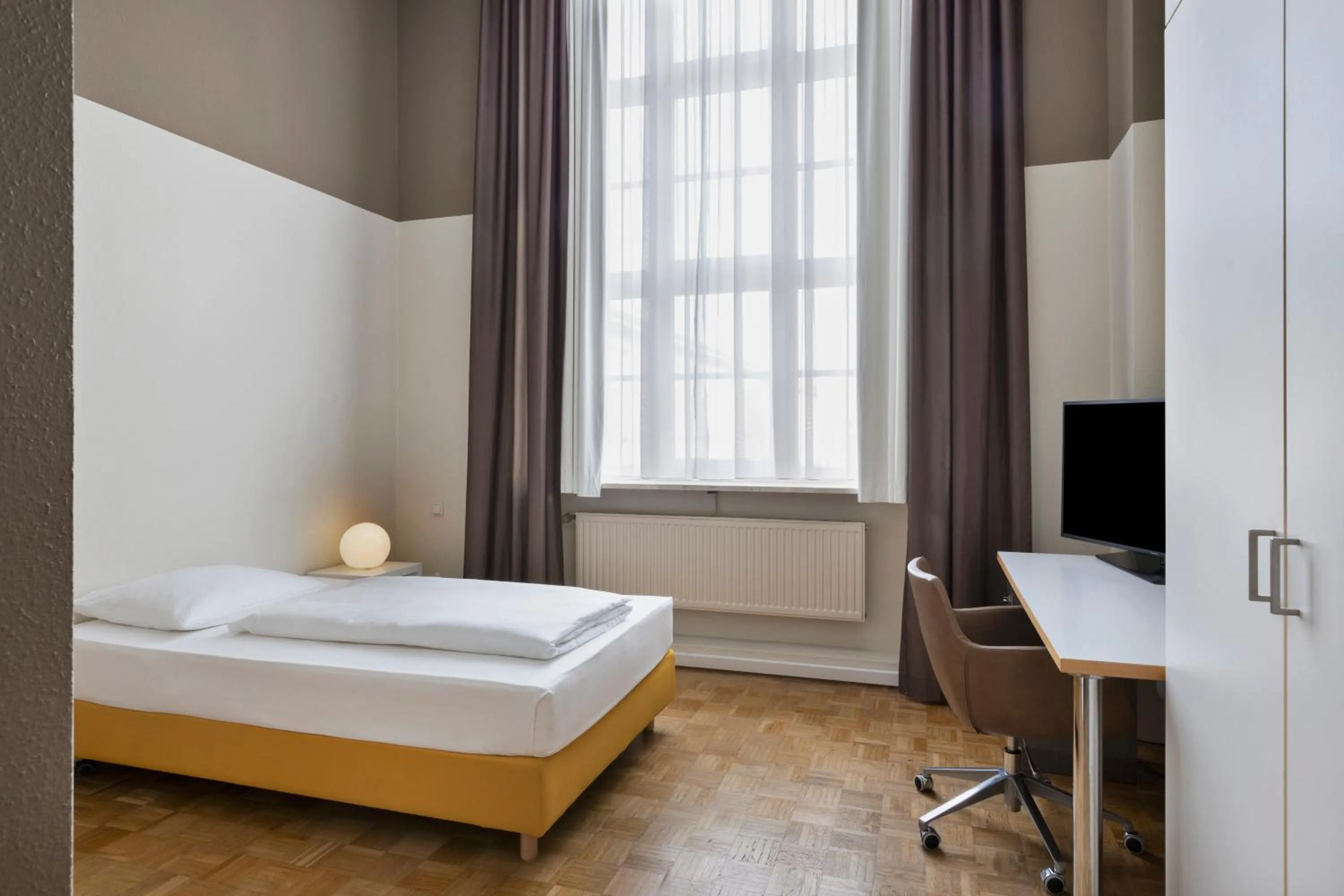 Photo of the whole room, Bed in Gästeresidenz Pelikan Viertel Hannover