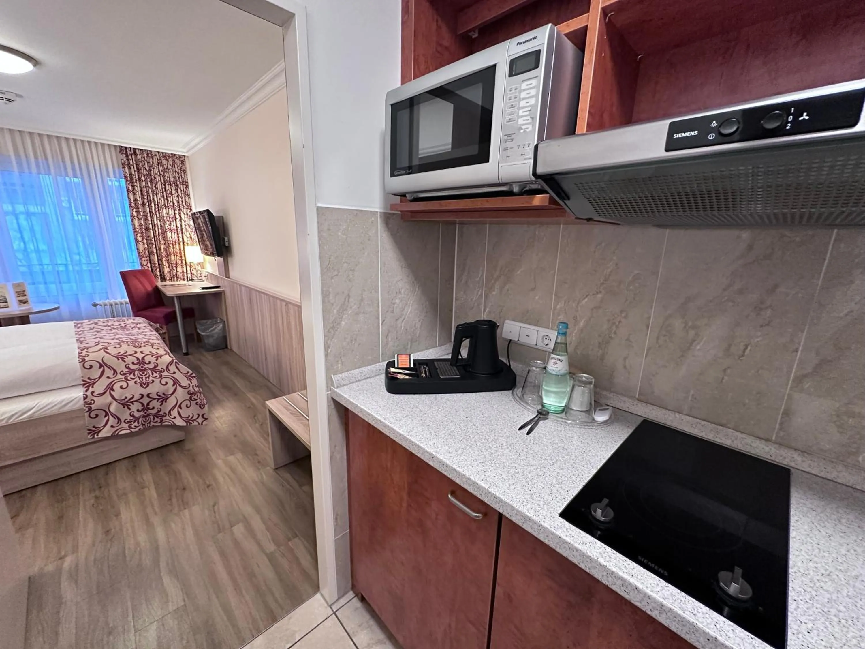 Kitchen or kitchenette, Bed in Apartment-Hotel Hamburg Mitte