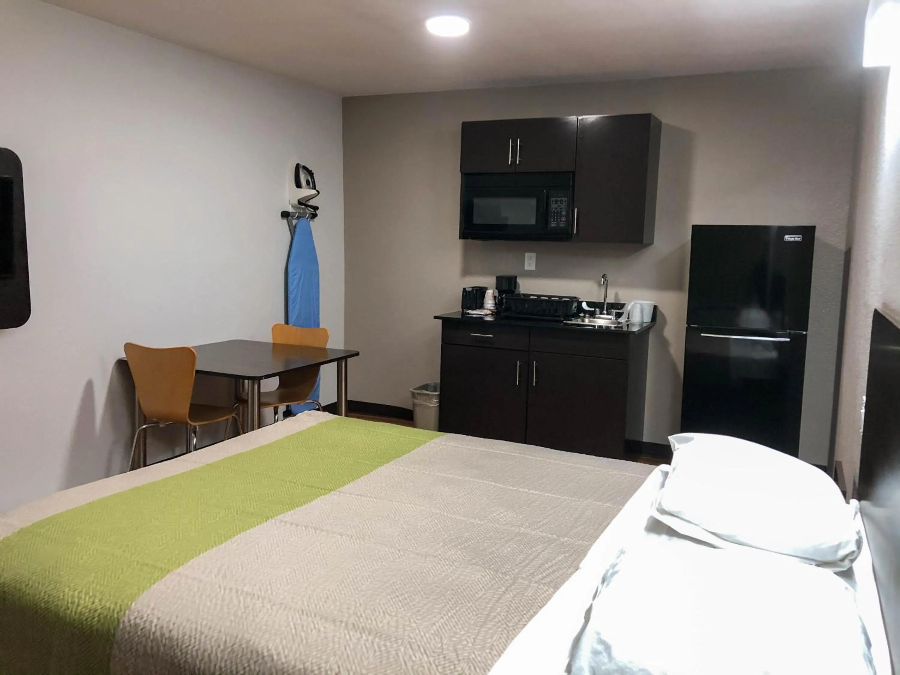 Photo of the whole room, Bed in Studio 6 Wichita, KS - Airport