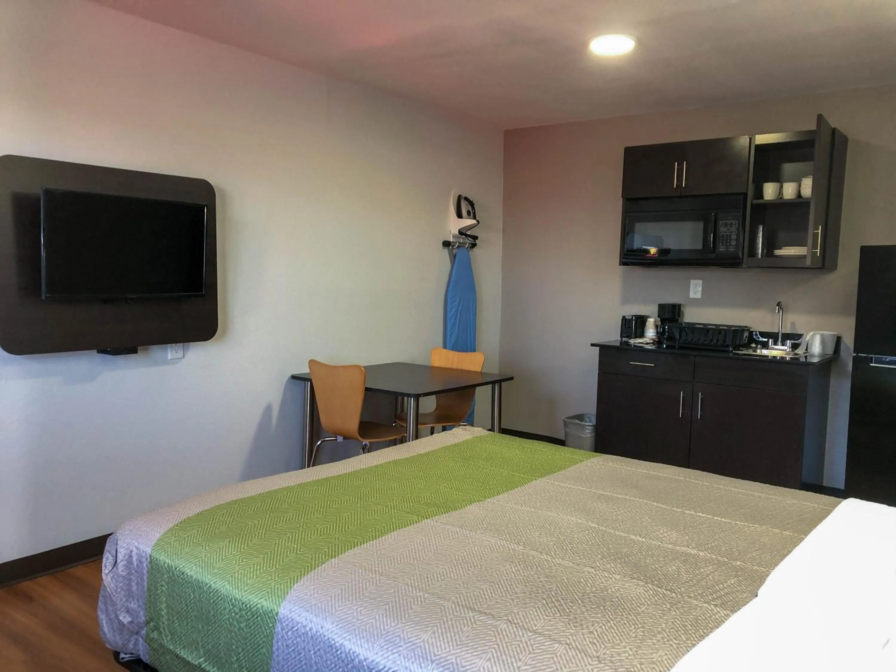 Photo of the whole room, Bed in Studio 6 Wichita, KS - Airport