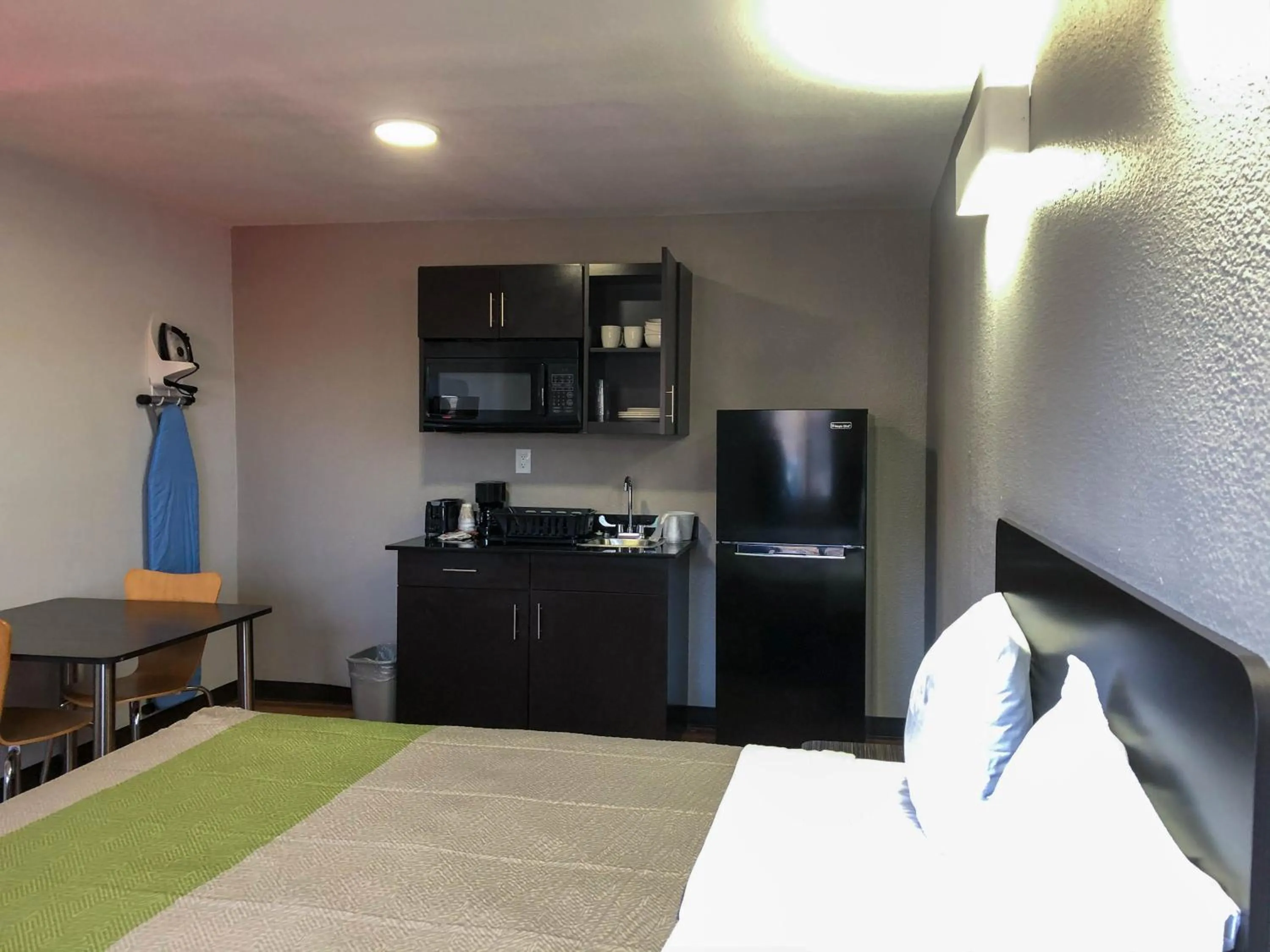 Kitchen or kitchenette, Bed in Studio 6 Wichita, KS - Airport