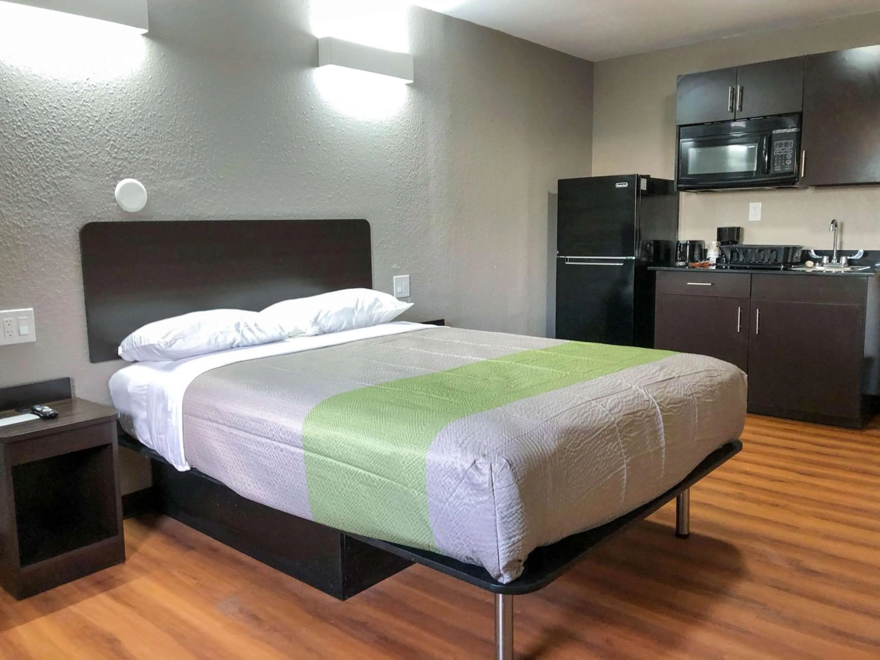 Photo of the whole room, Bed in Studio 6 Wichita, KS - Airport