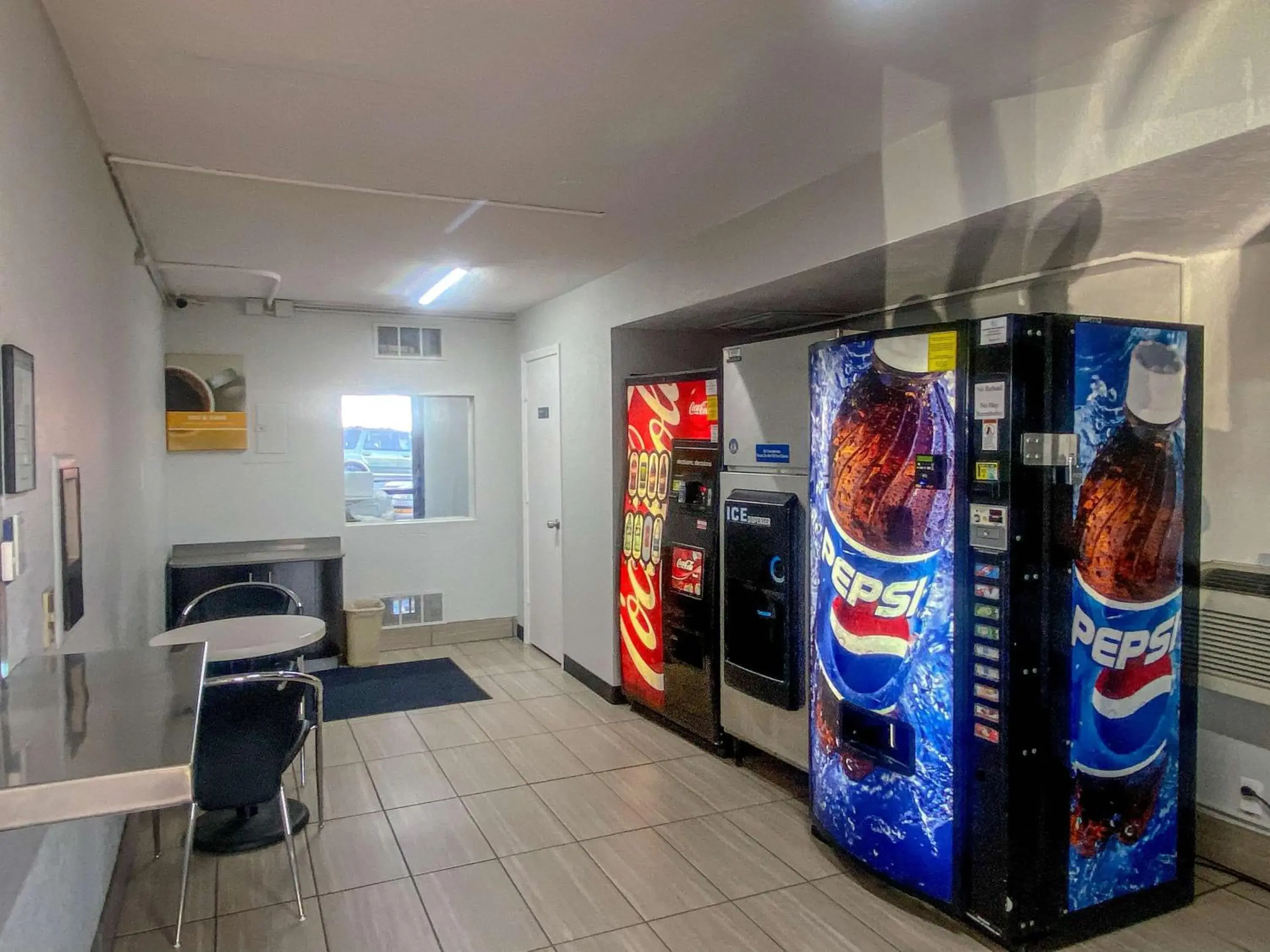 Property building in Studio 6 Wichita, KS - Airport Property building in Studio 6 Wichita, KS - Airport