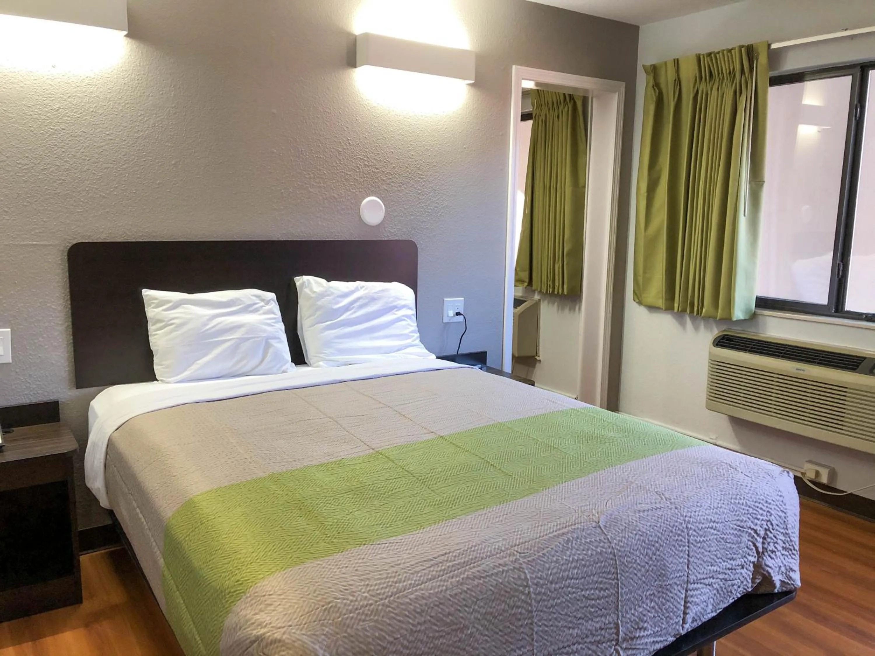 Photo of the whole room, Bed in Studio 6 Wichita, KS - Airport