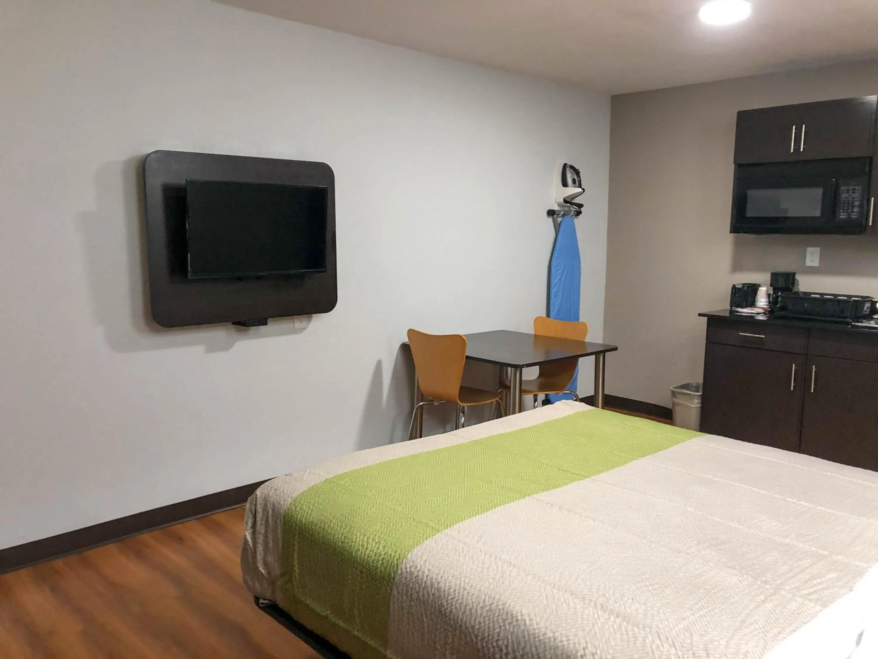 Photo of the whole room, Bed in Studio 6 Wichita, KS - Airport