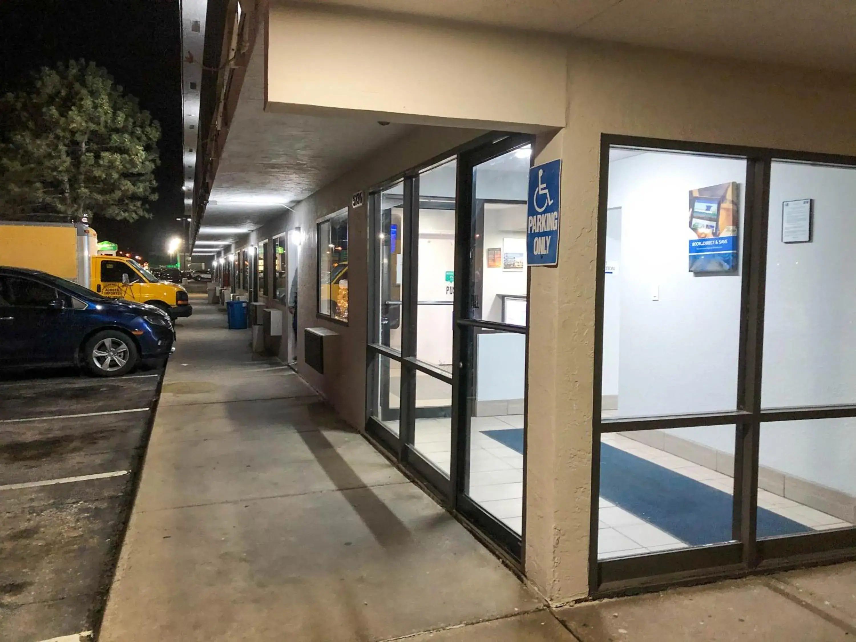 Facade/entrance in Studio 6 Wichita, KS - Airport Facade/entrance in Studio 6 Wichita, KS - Airport