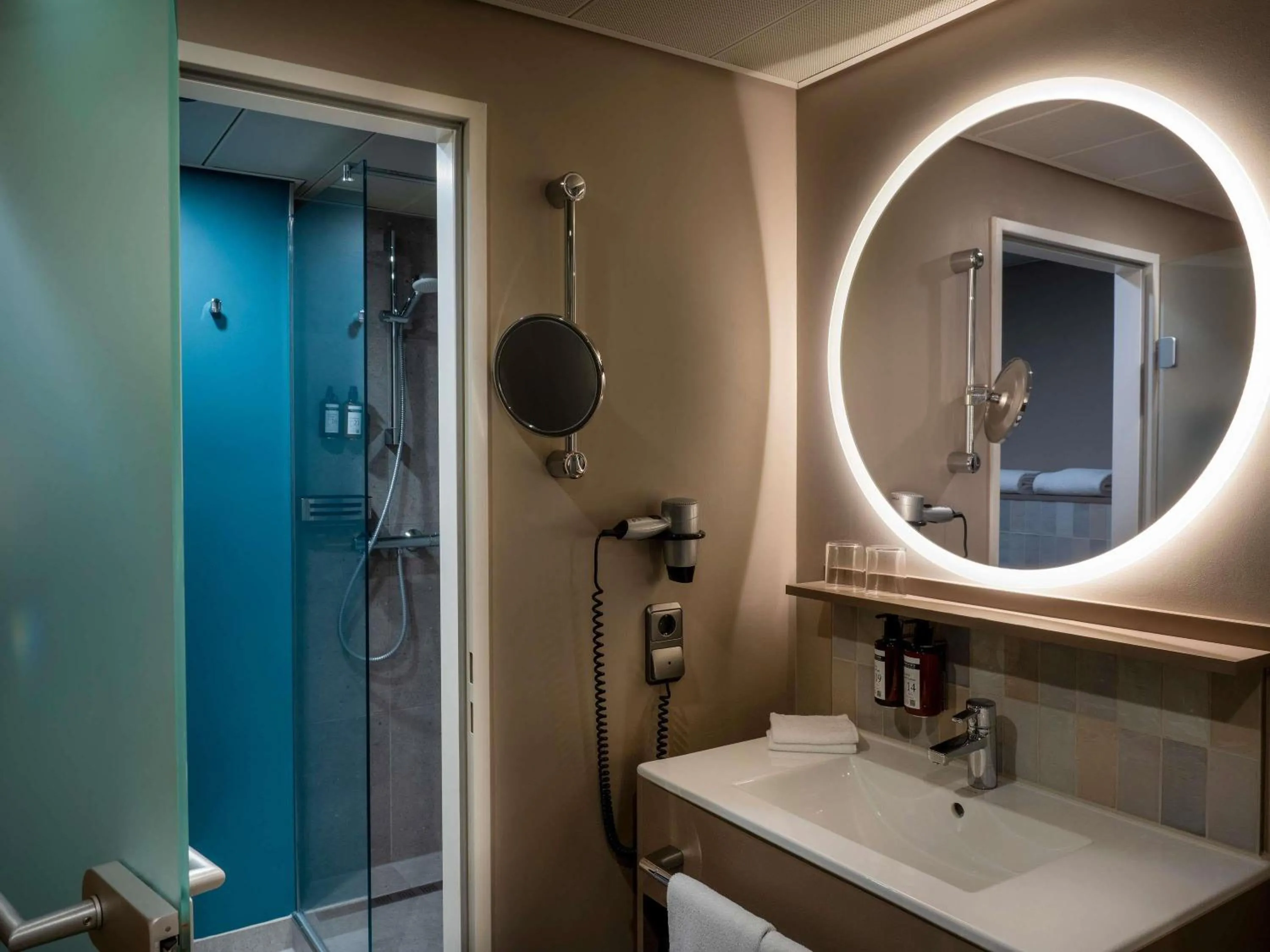 Bedroom in Mövenpick Hotel München-Airport