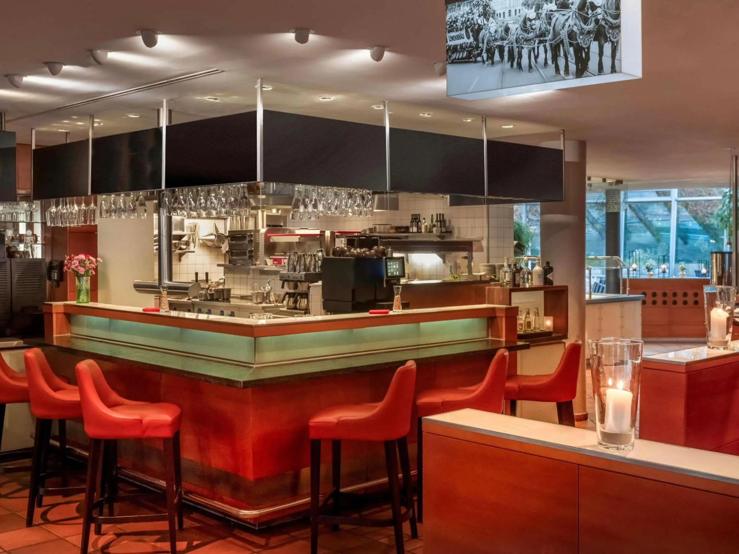 Lounge or bar in Mövenpick Hotel München-Airport