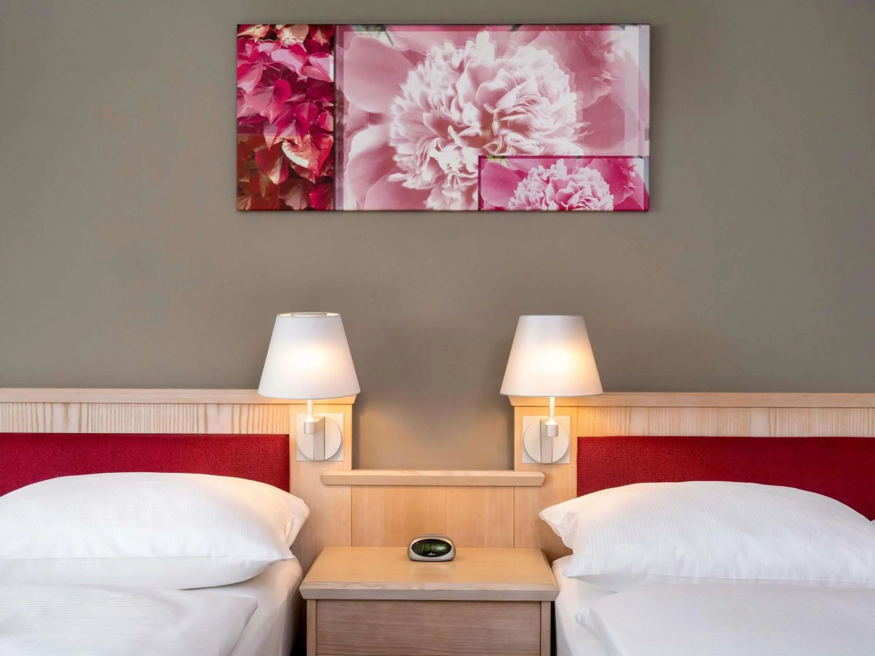 Bedroom, Bed in Mövenpick Hotel München-Airport