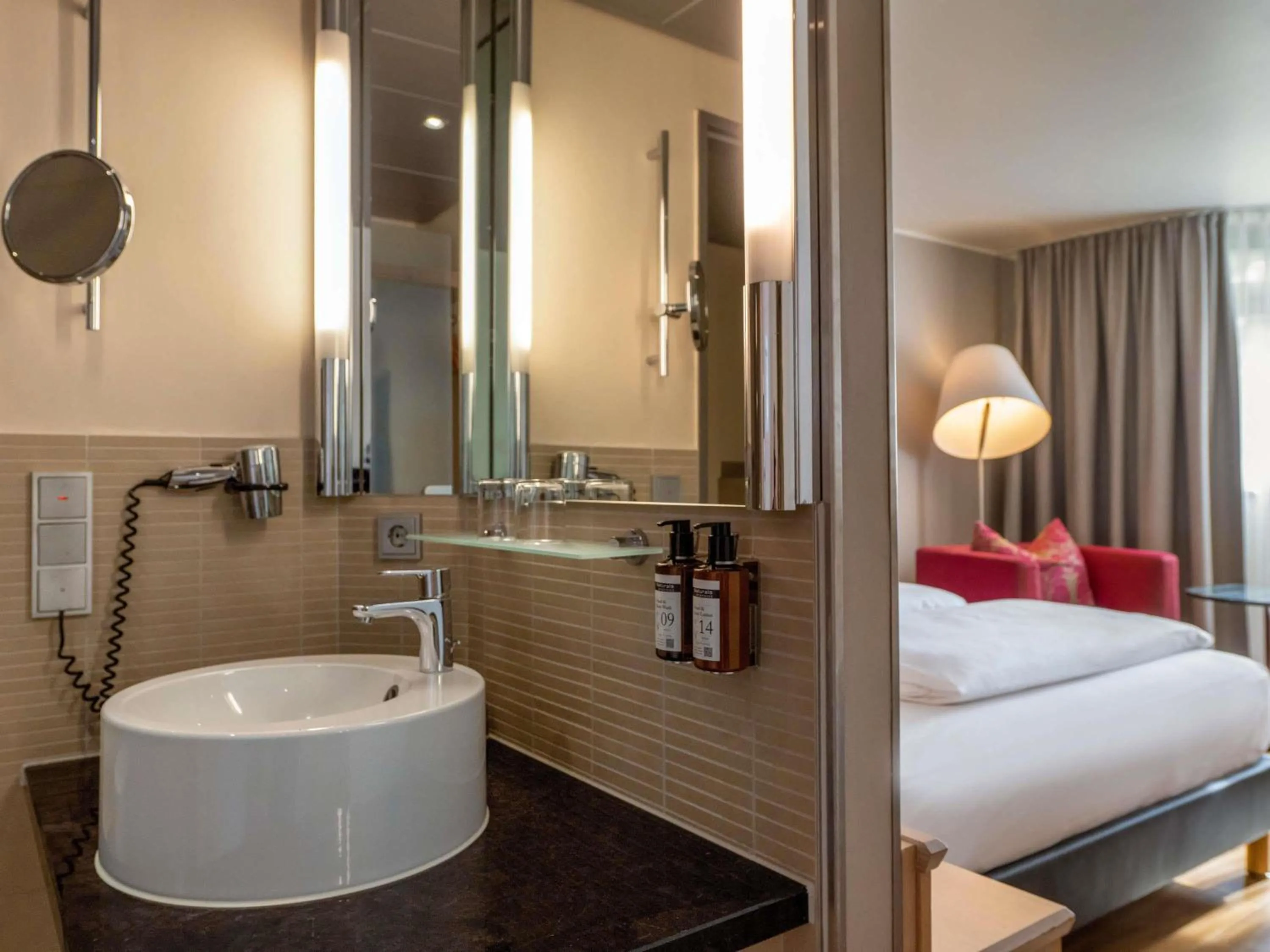 Bedroom, Bed in Mövenpick Hotel München-Airport