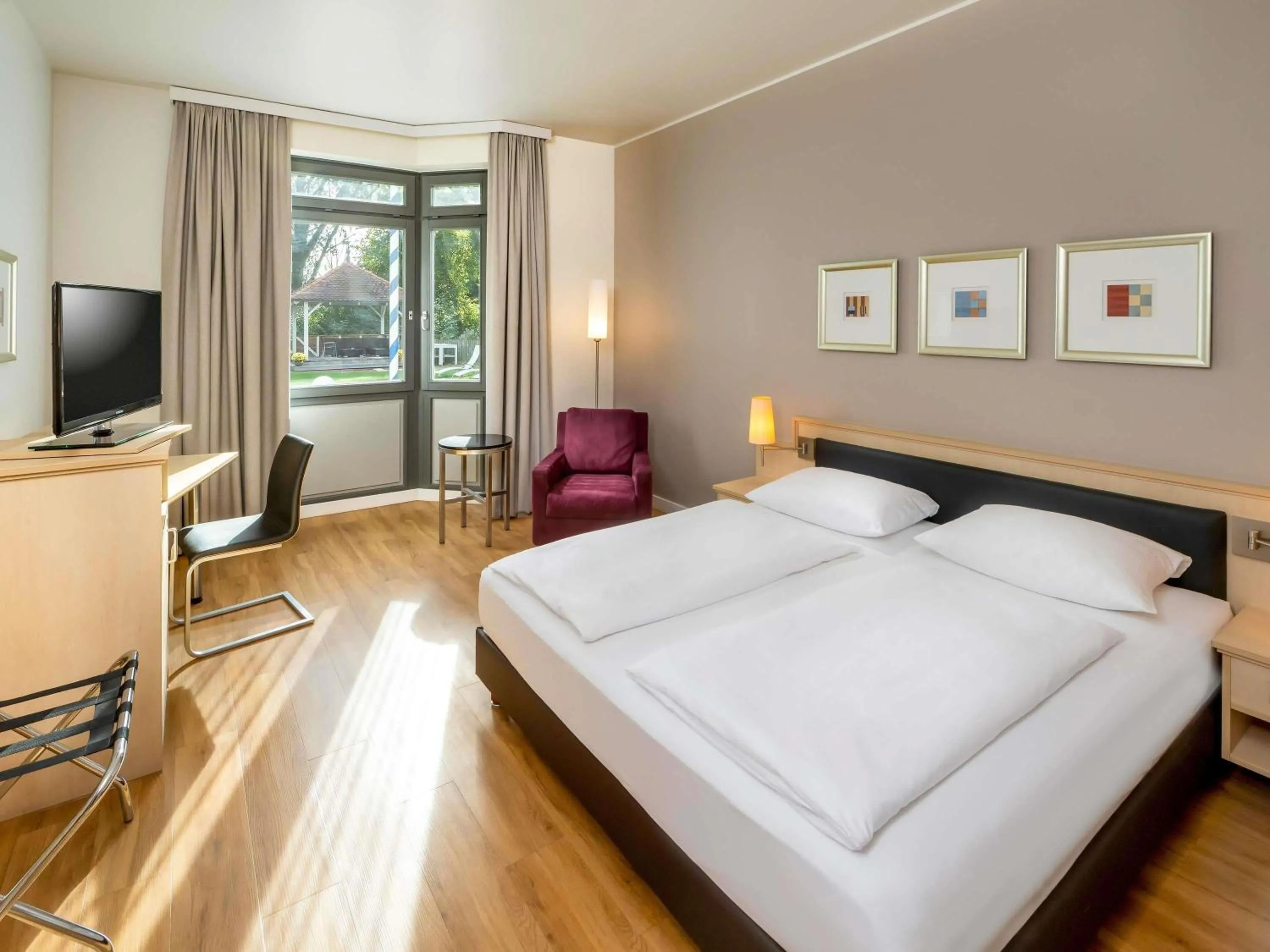 Bedroom, Bed in Mövenpick Hotel München-Airport