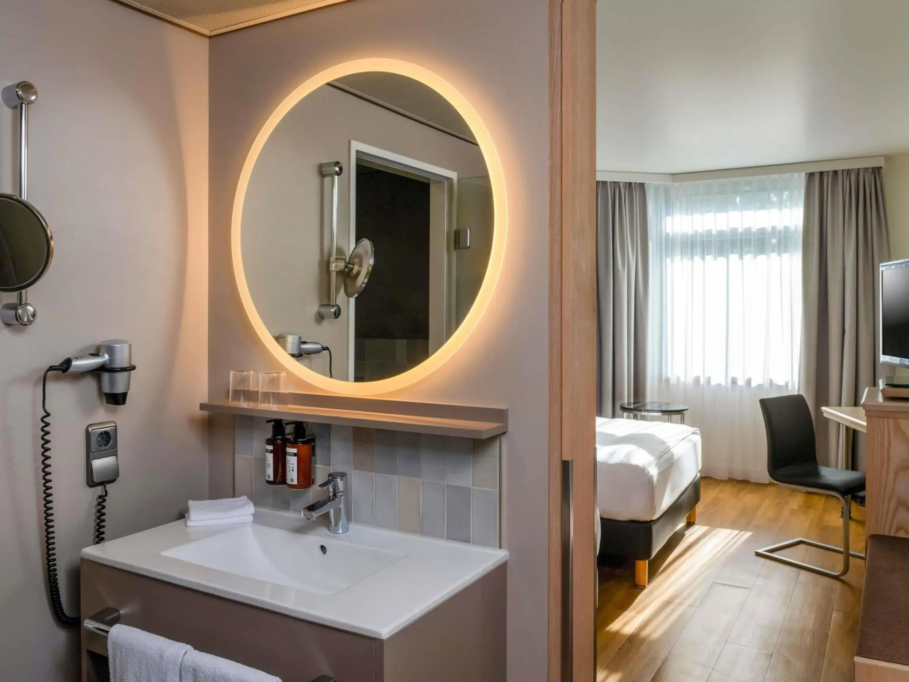 Bedroom, Bed in Mövenpick Hotel München-Airport Bedroom, Bed in Mövenpick Hotel München-Airport