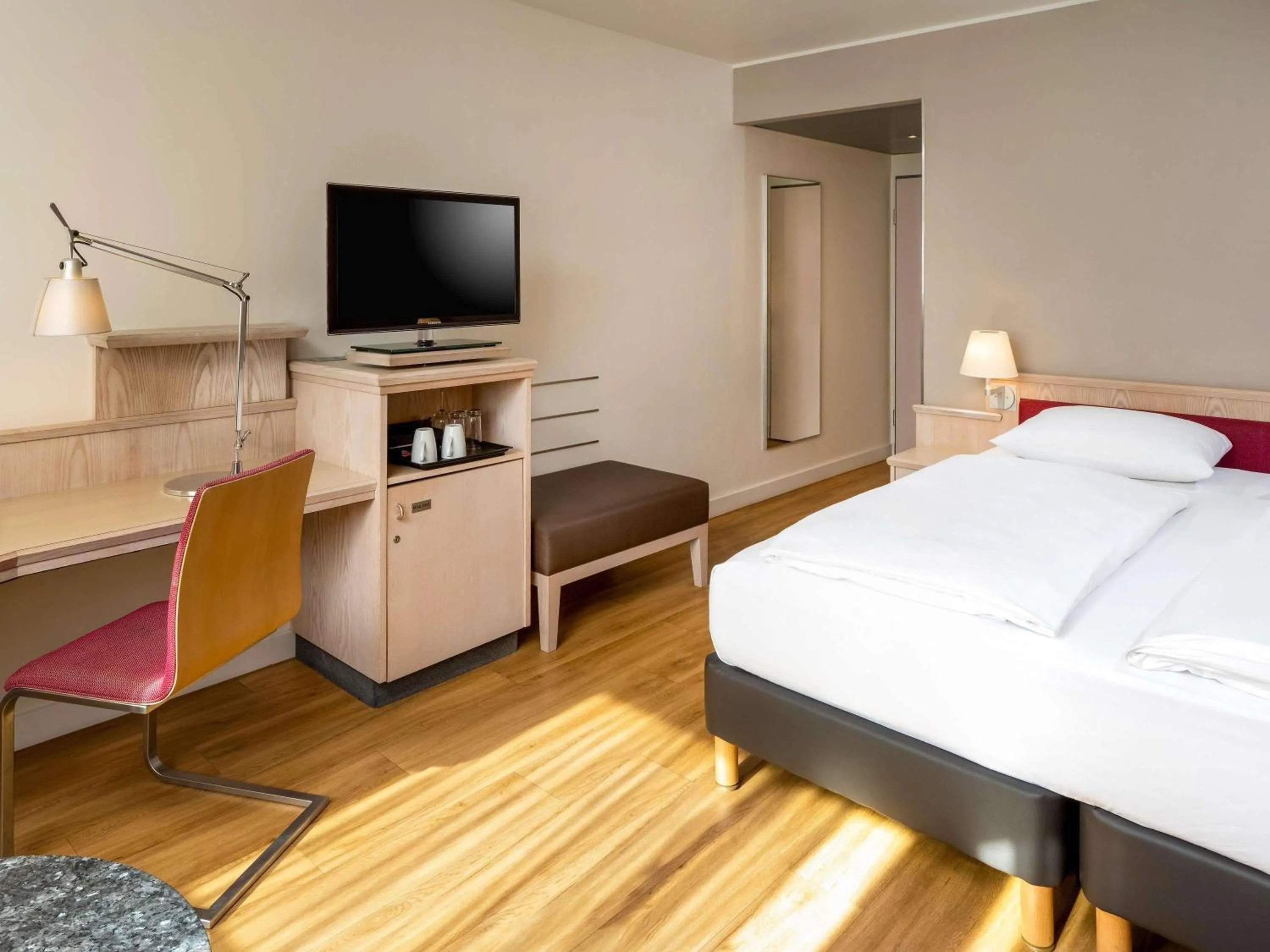 Bedroom, Bed in Mövenpick Hotel München-Airport