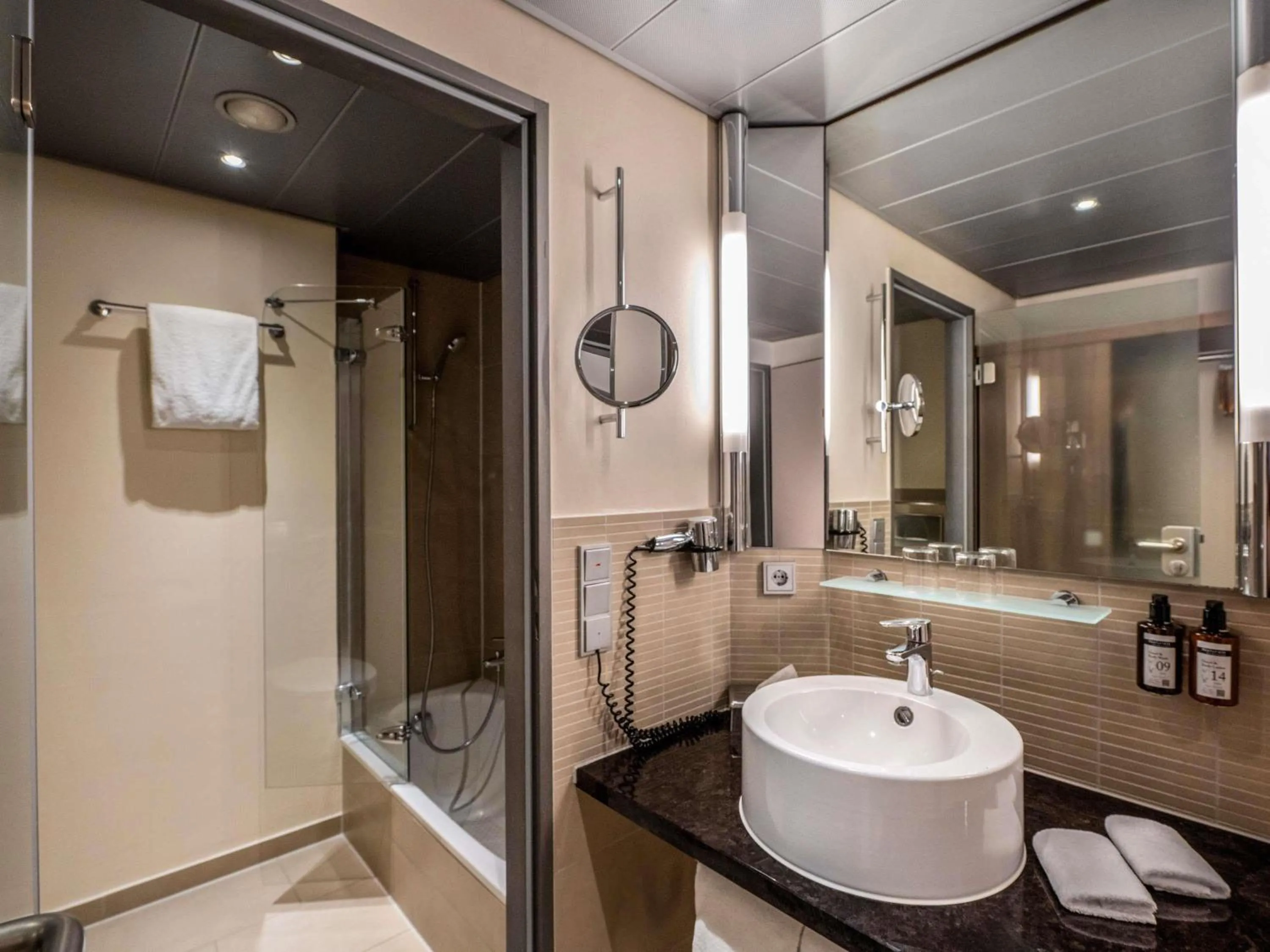 Bedroom in Mövenpick Hotel München-Airport