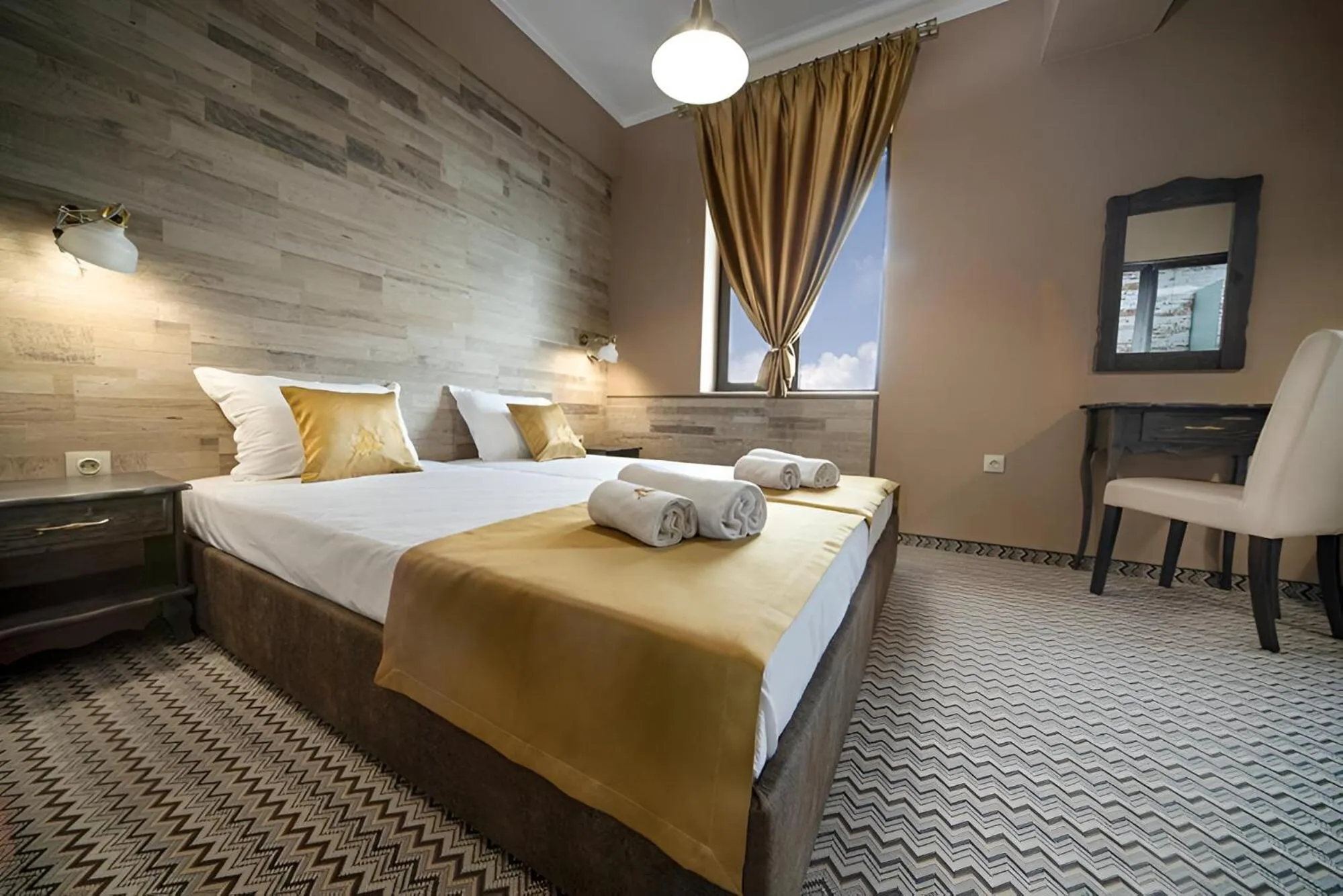 Bed in Hotel Antique - free private parking