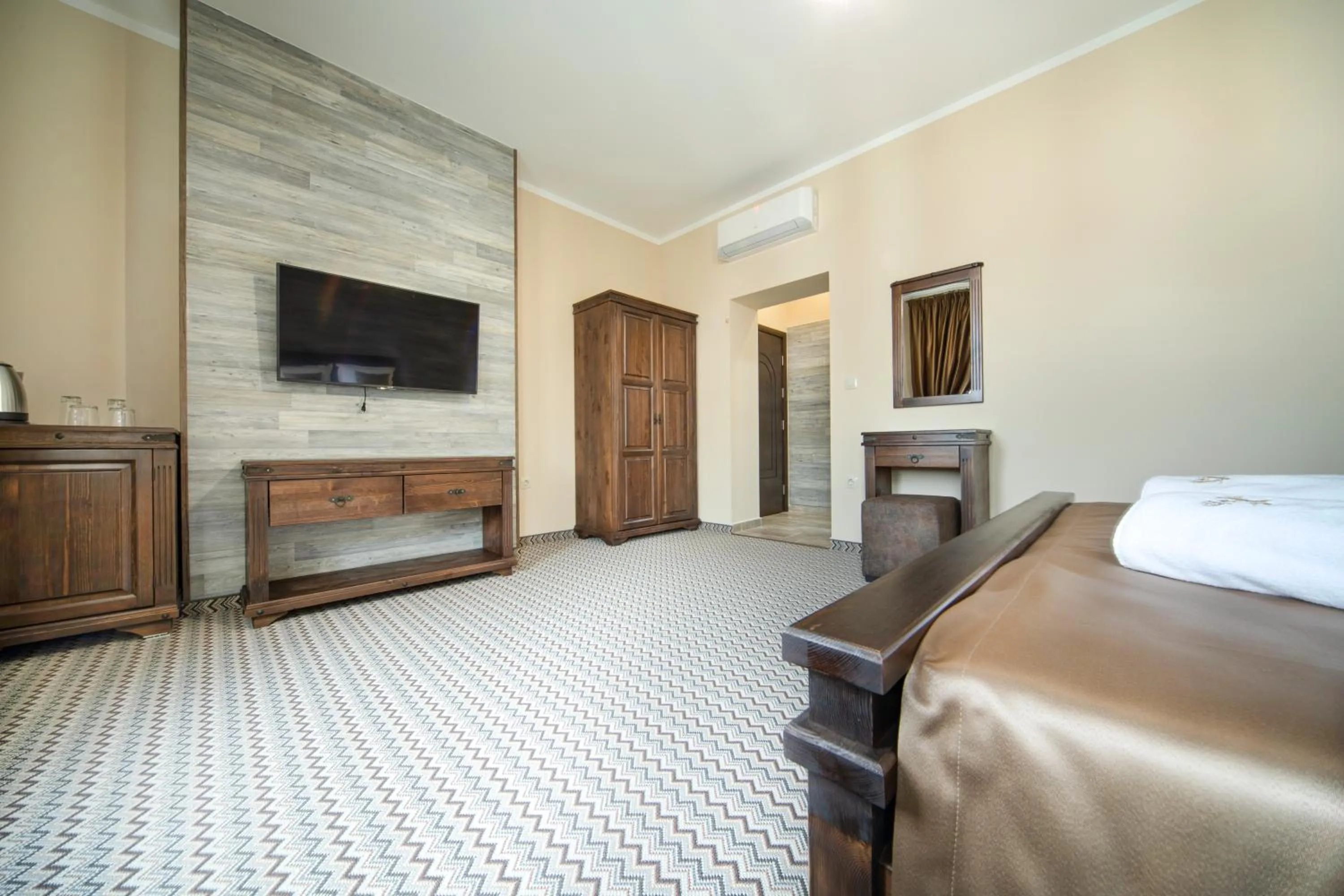 Bed in Hotel Antique - free private parking