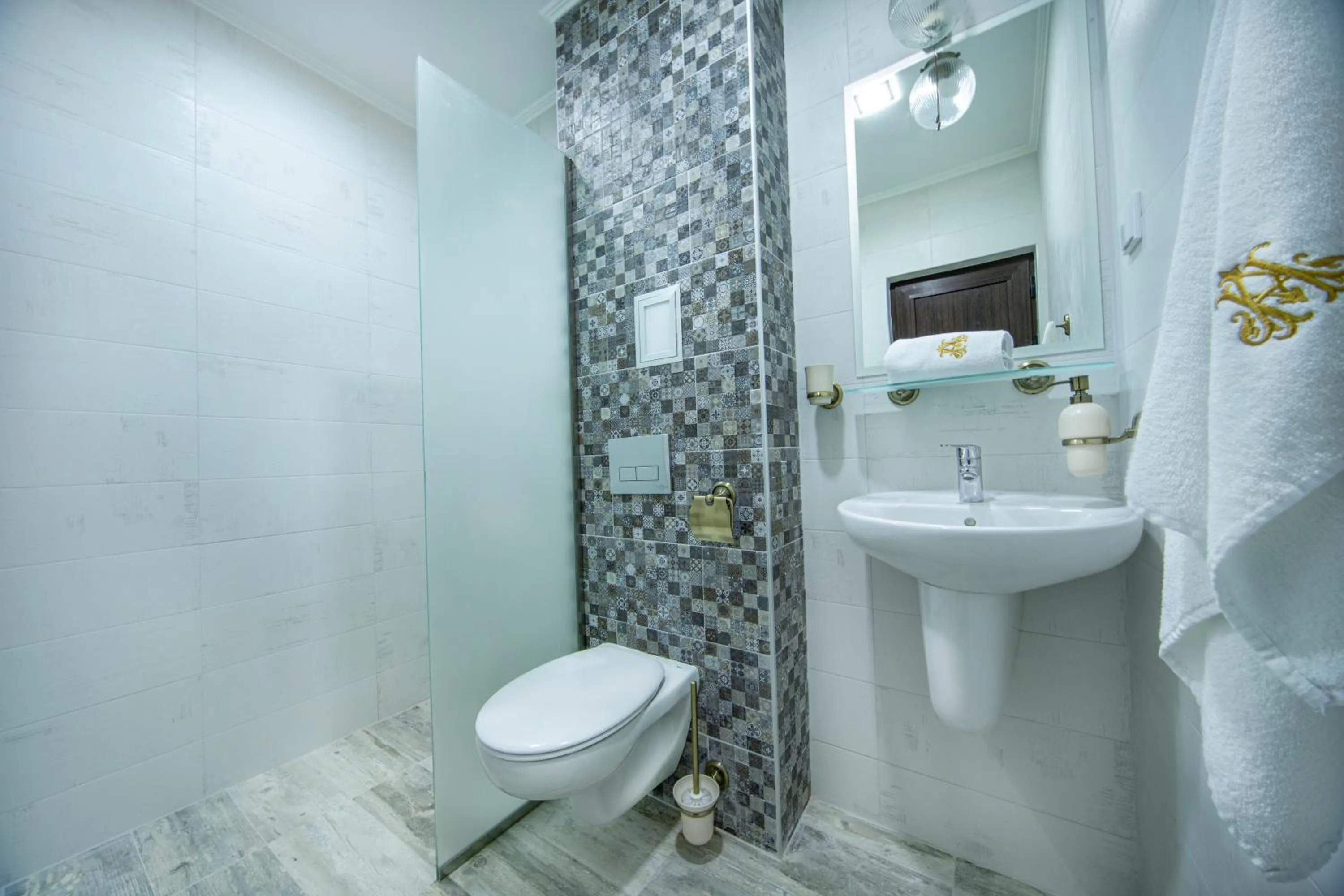 Shower in Hotel Antique - free private parking