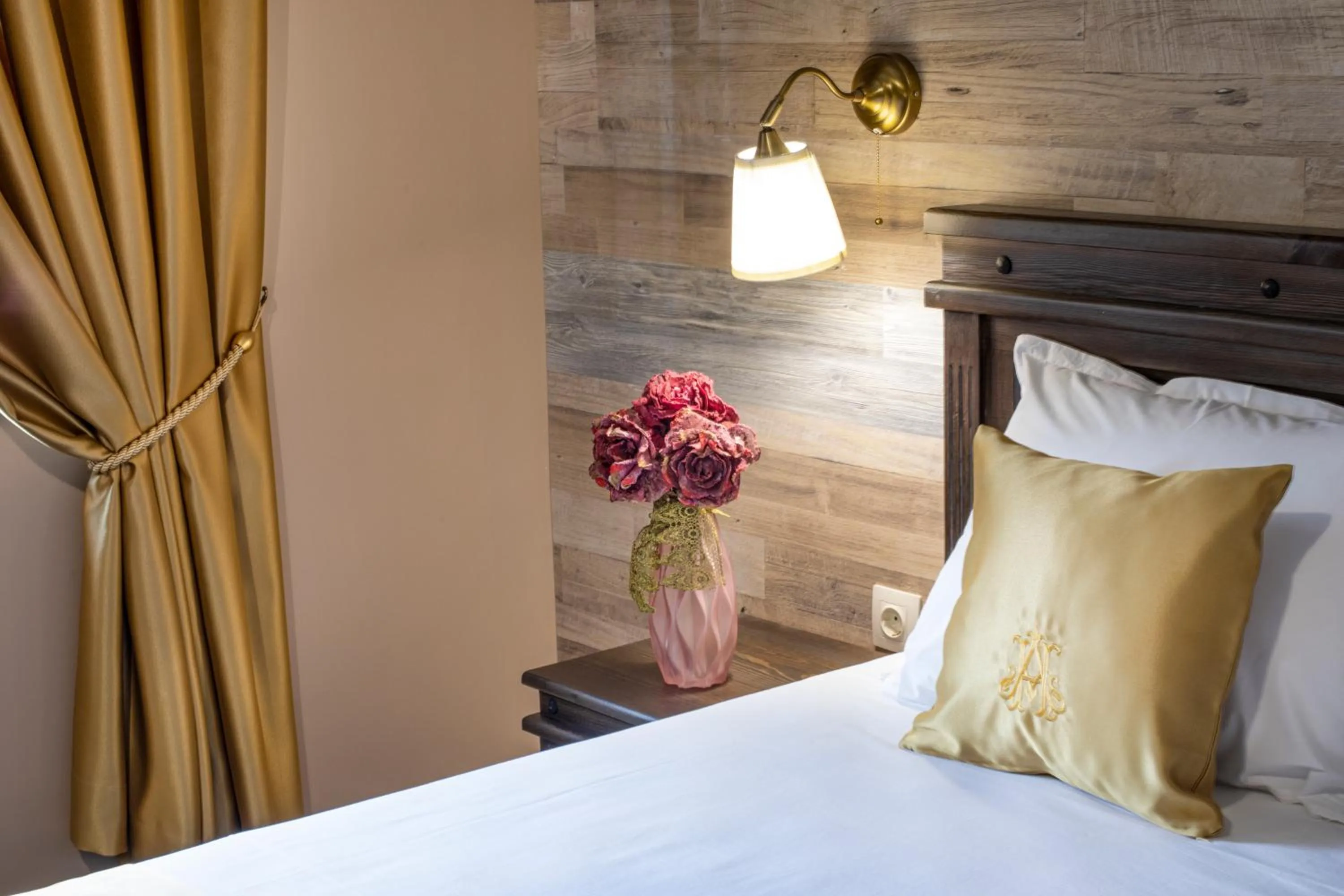 Bed in Hotel Antique - free private parking