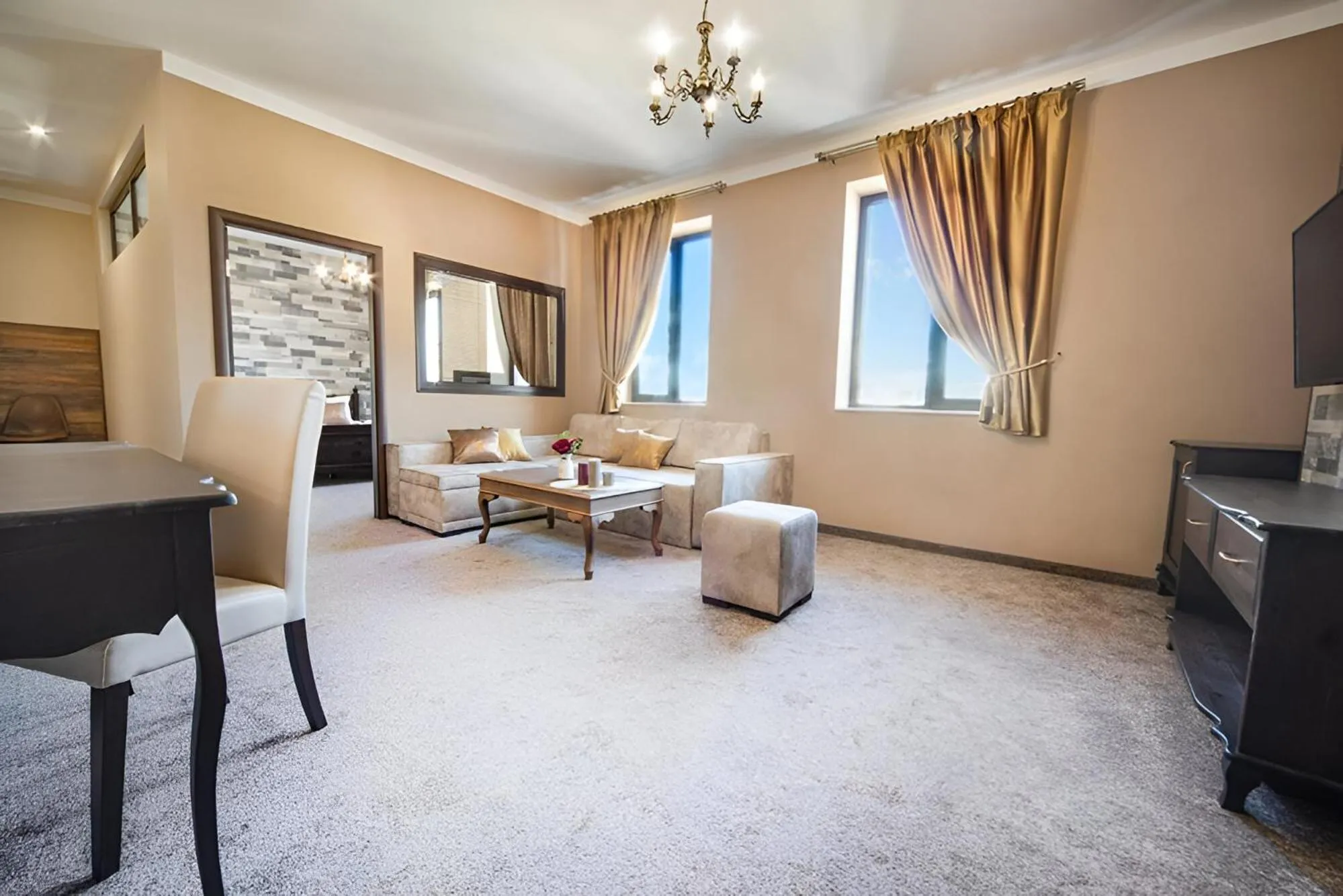 TV and multimedia in Hotel Antique - free private parking