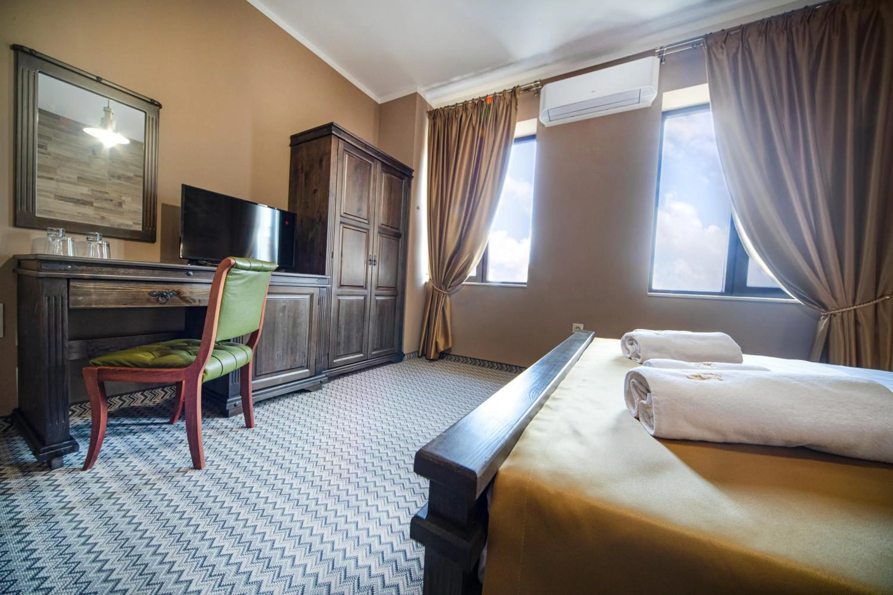 Bed in Hotel Antique - free private parking