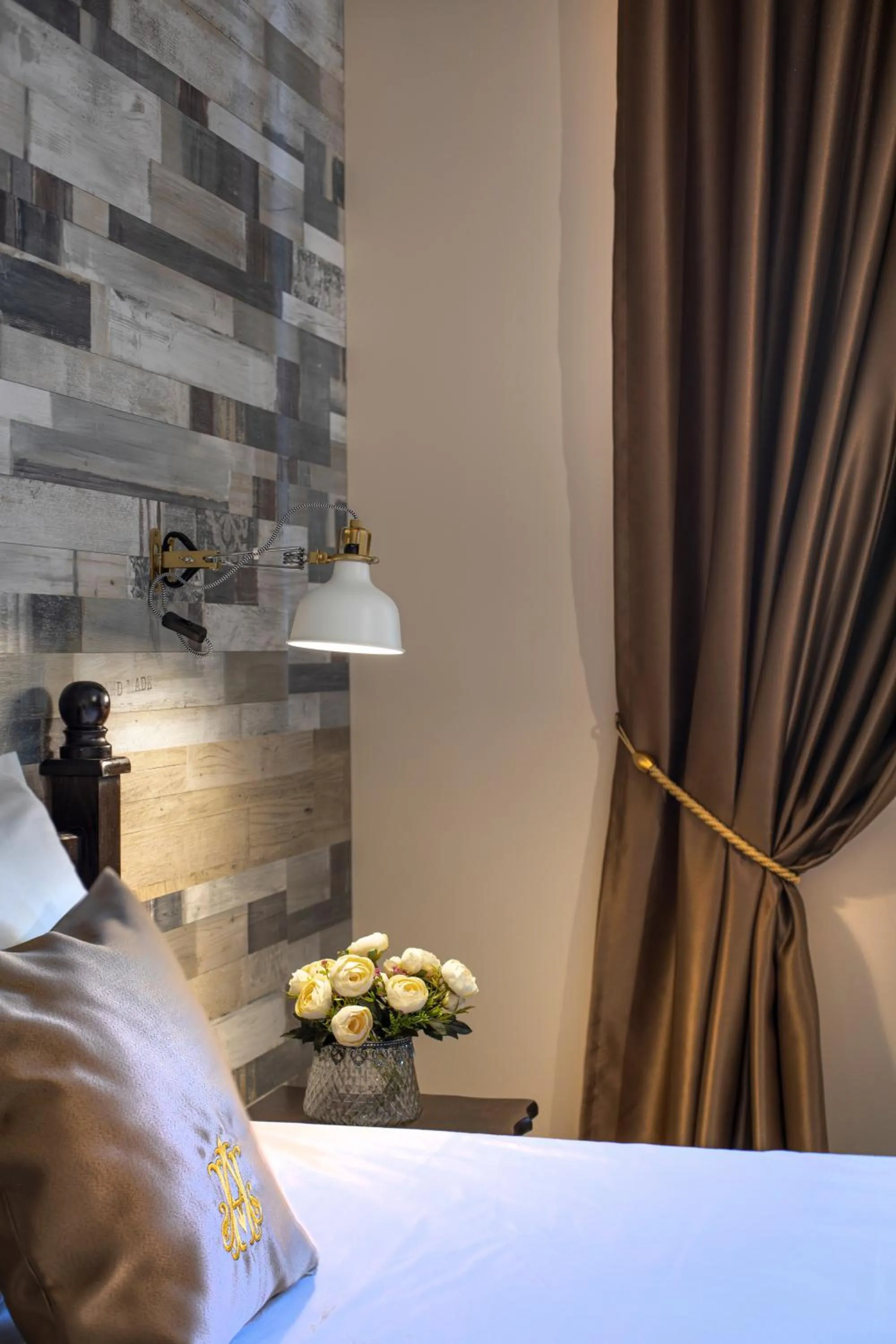 Bed in Hotel Antique - free private parking