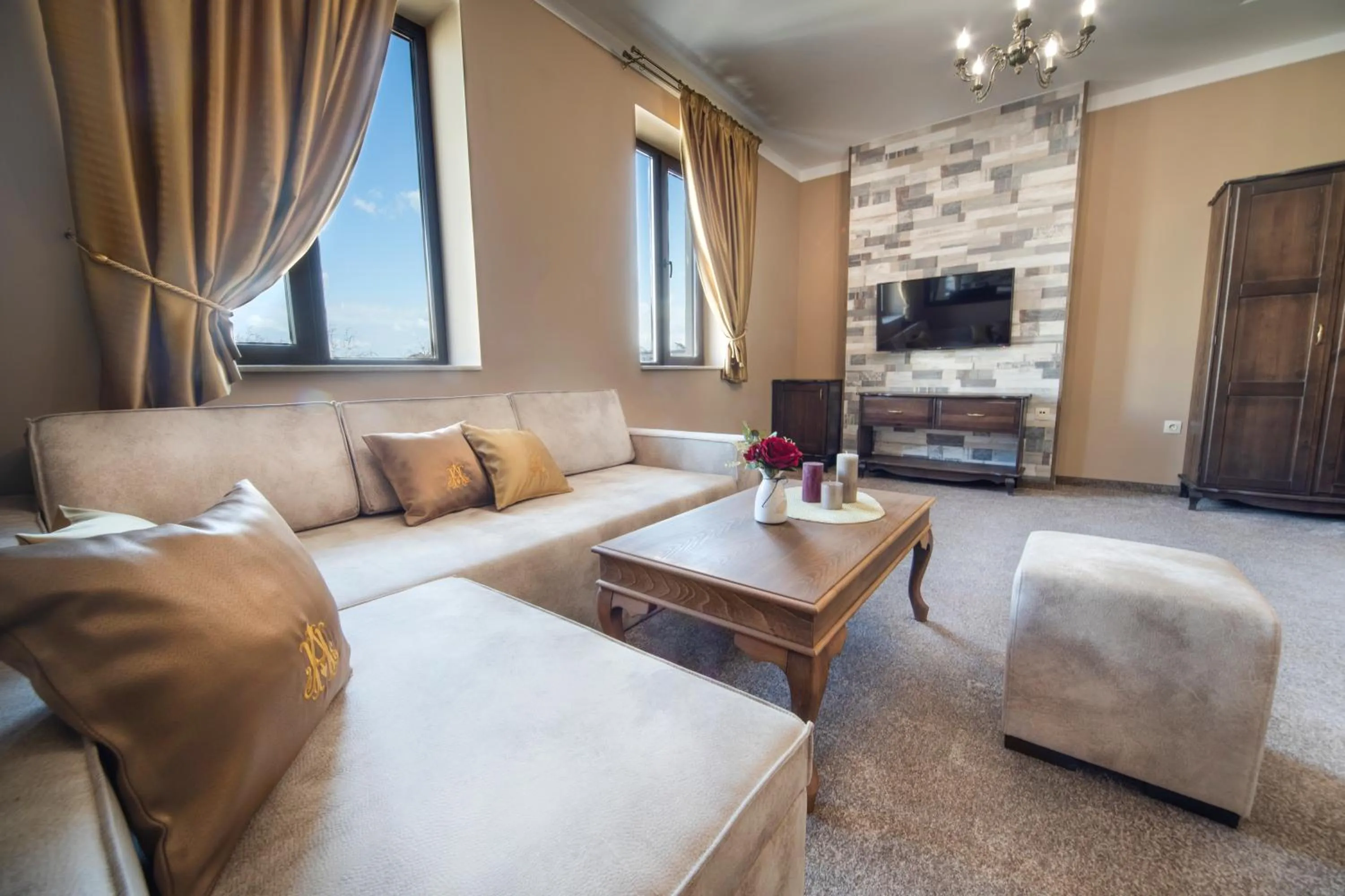 TV and multimedia in Hotel Antique - free private parking