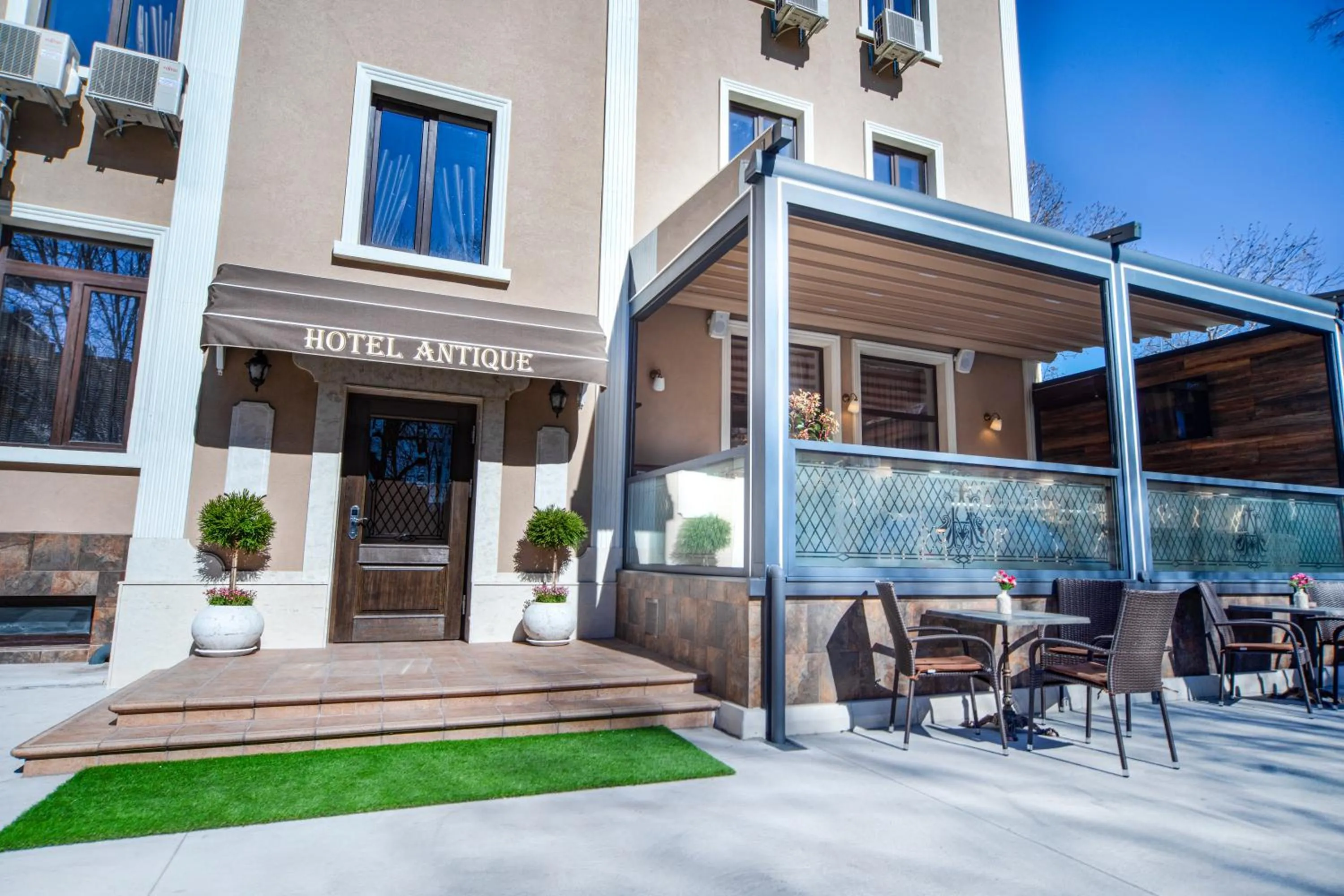 Property building in Hotel Antique - free private parking