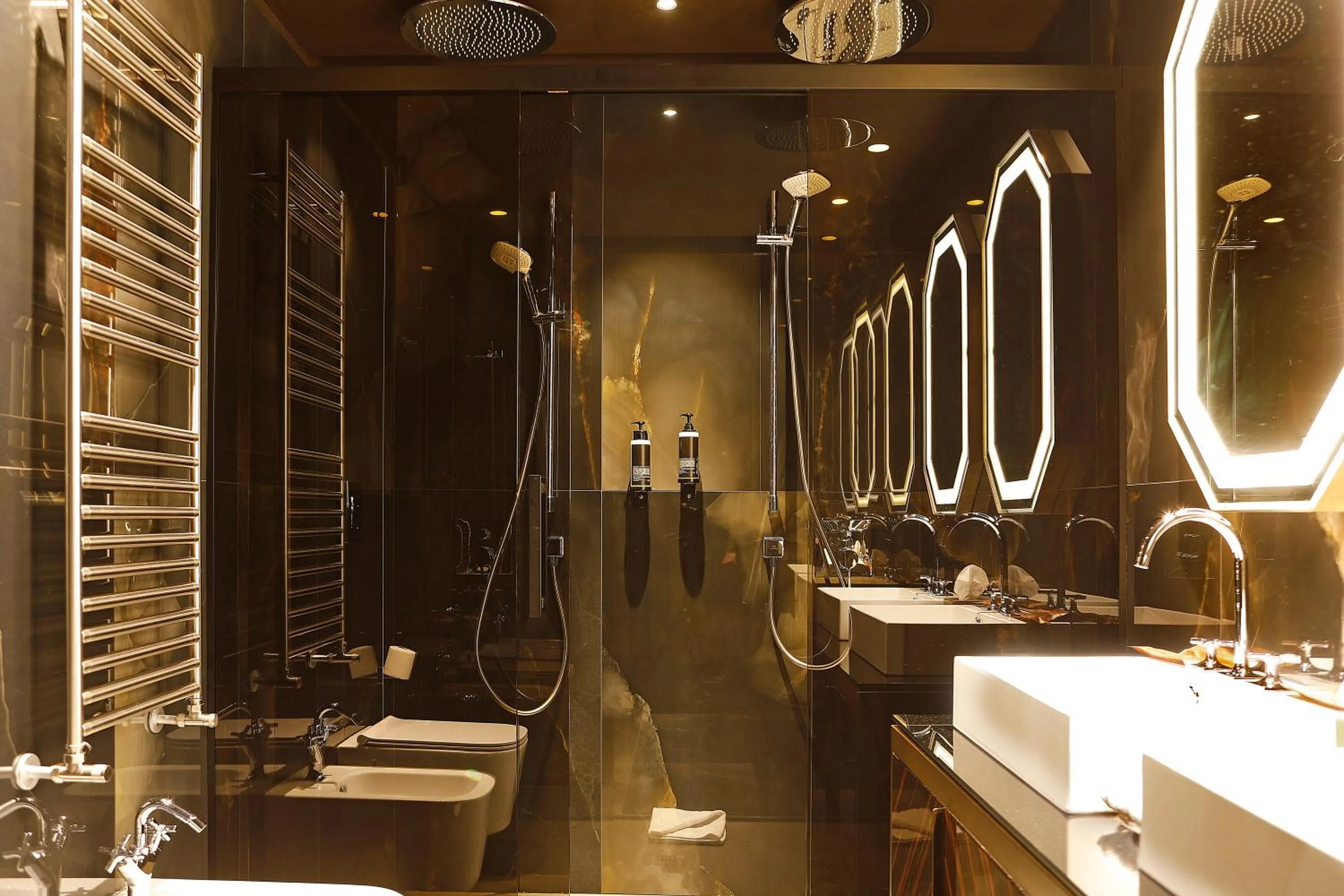 Bathroom in U-Visionary Roma Hotel