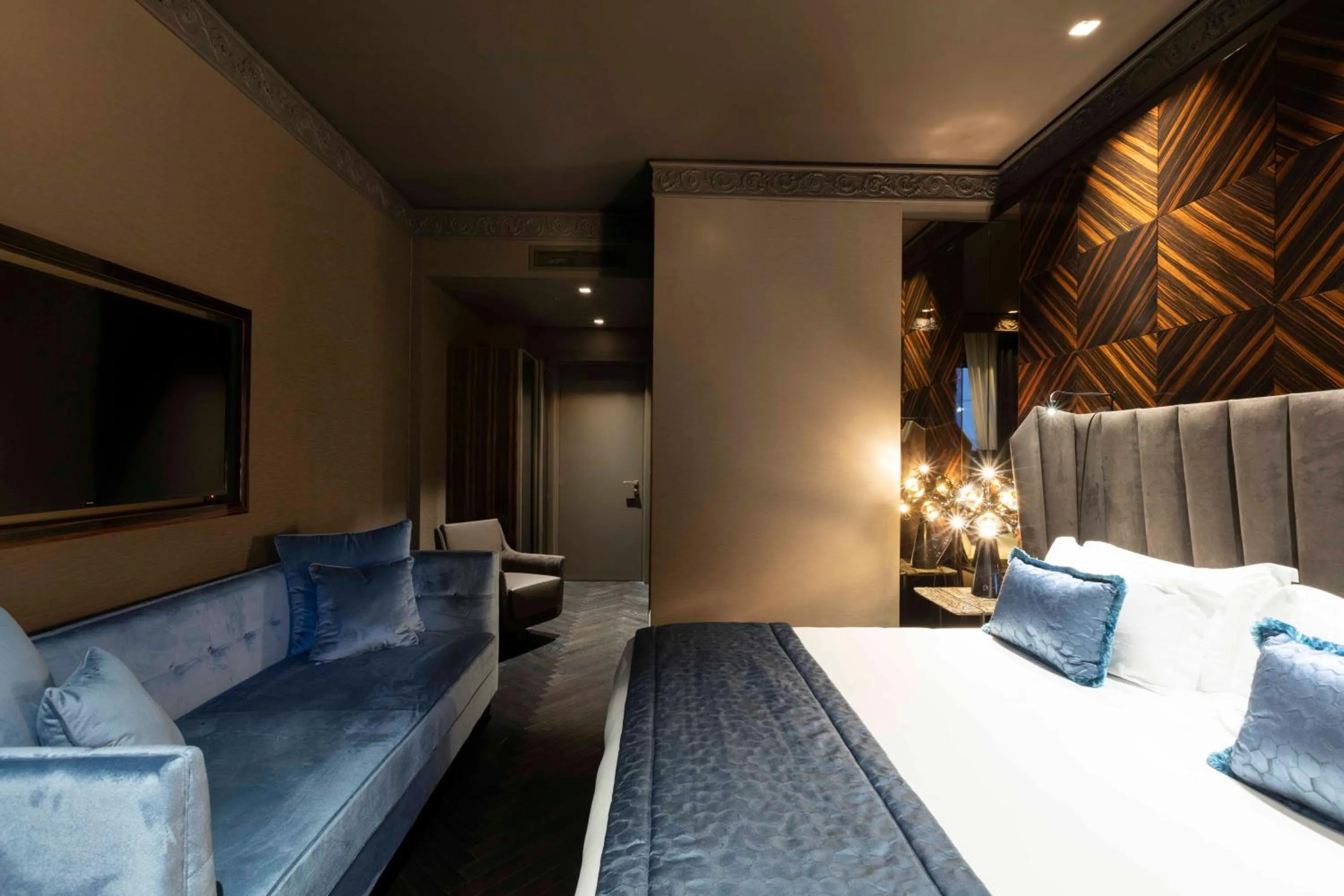 Bed in U-Visionary Roma Hotel