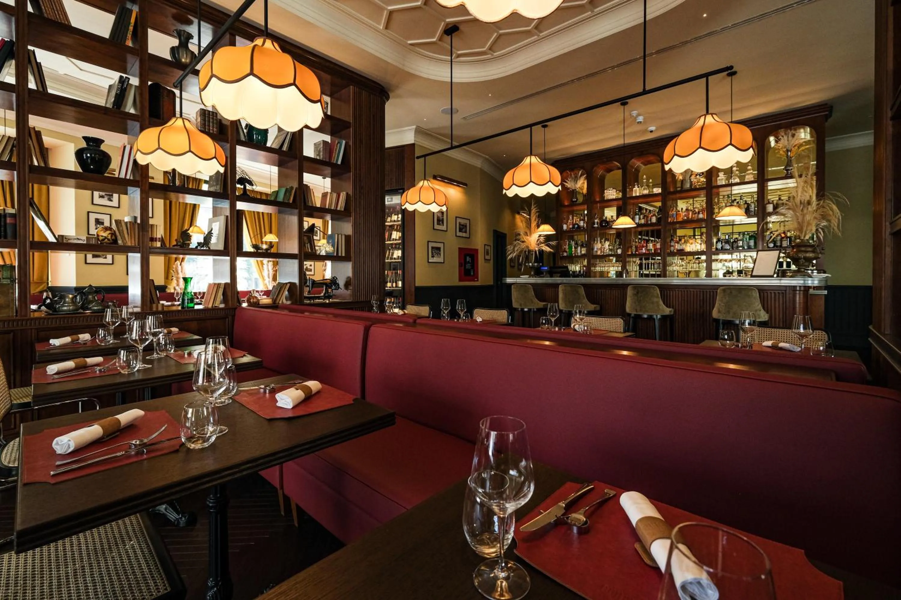 Restaurant/places to eat in U-Visionary Roma Hotel