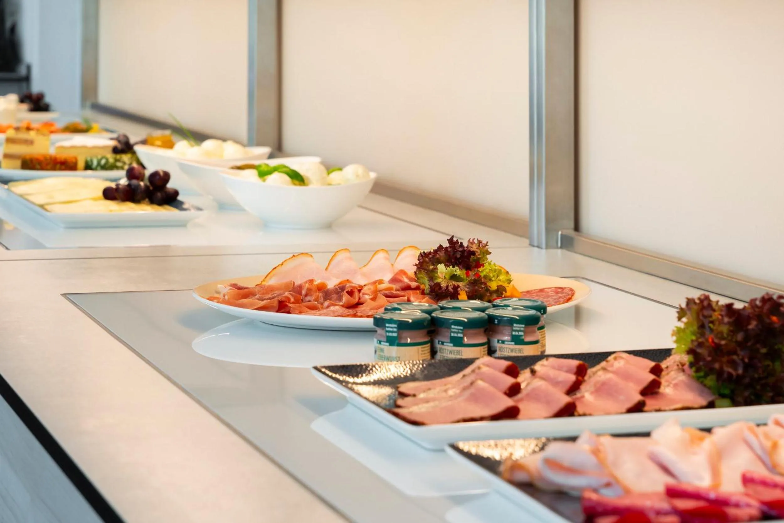 Buffet breakfast in Designhotel + CongressCentrum Wienecke XI.