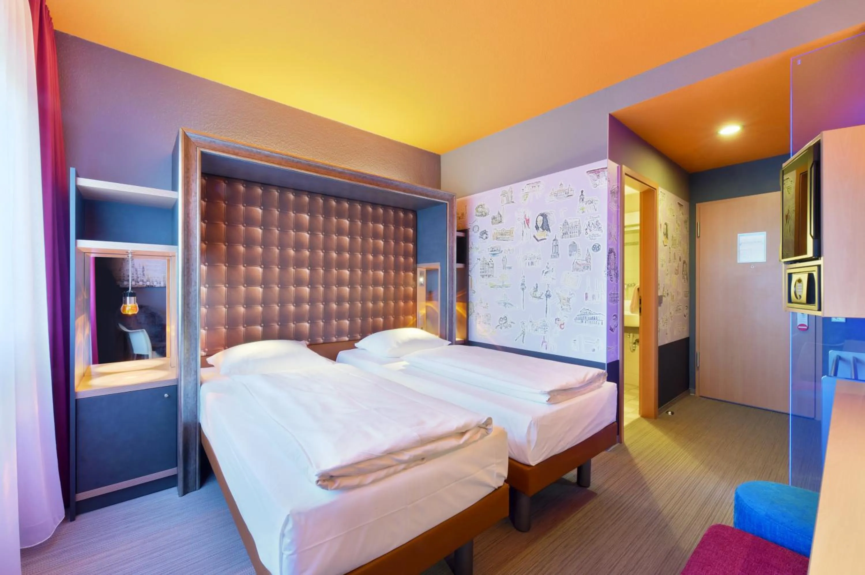 Photo of the whole room, Bed in Designhotel + CongressCentrum Wienecke XI.