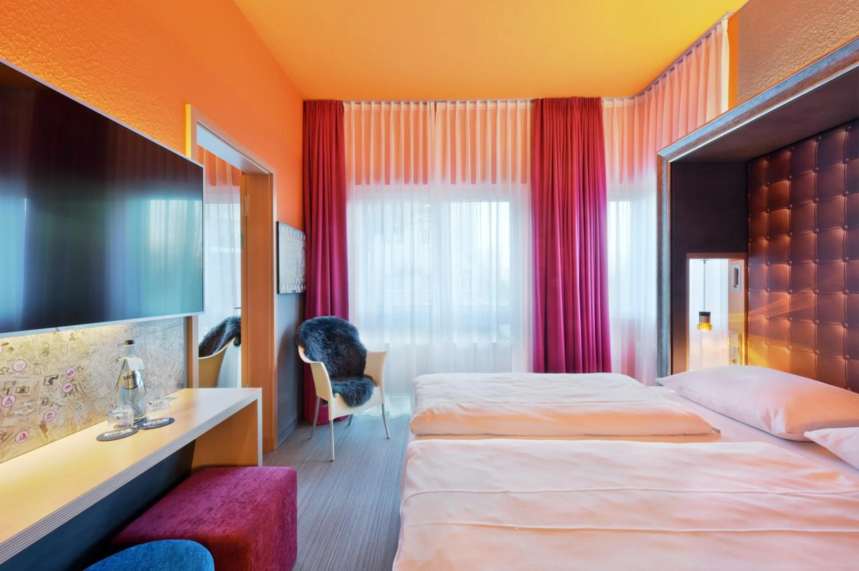 Photo of the whole room, Bed in Designhotel + CongressCentrum Wienecke XI.