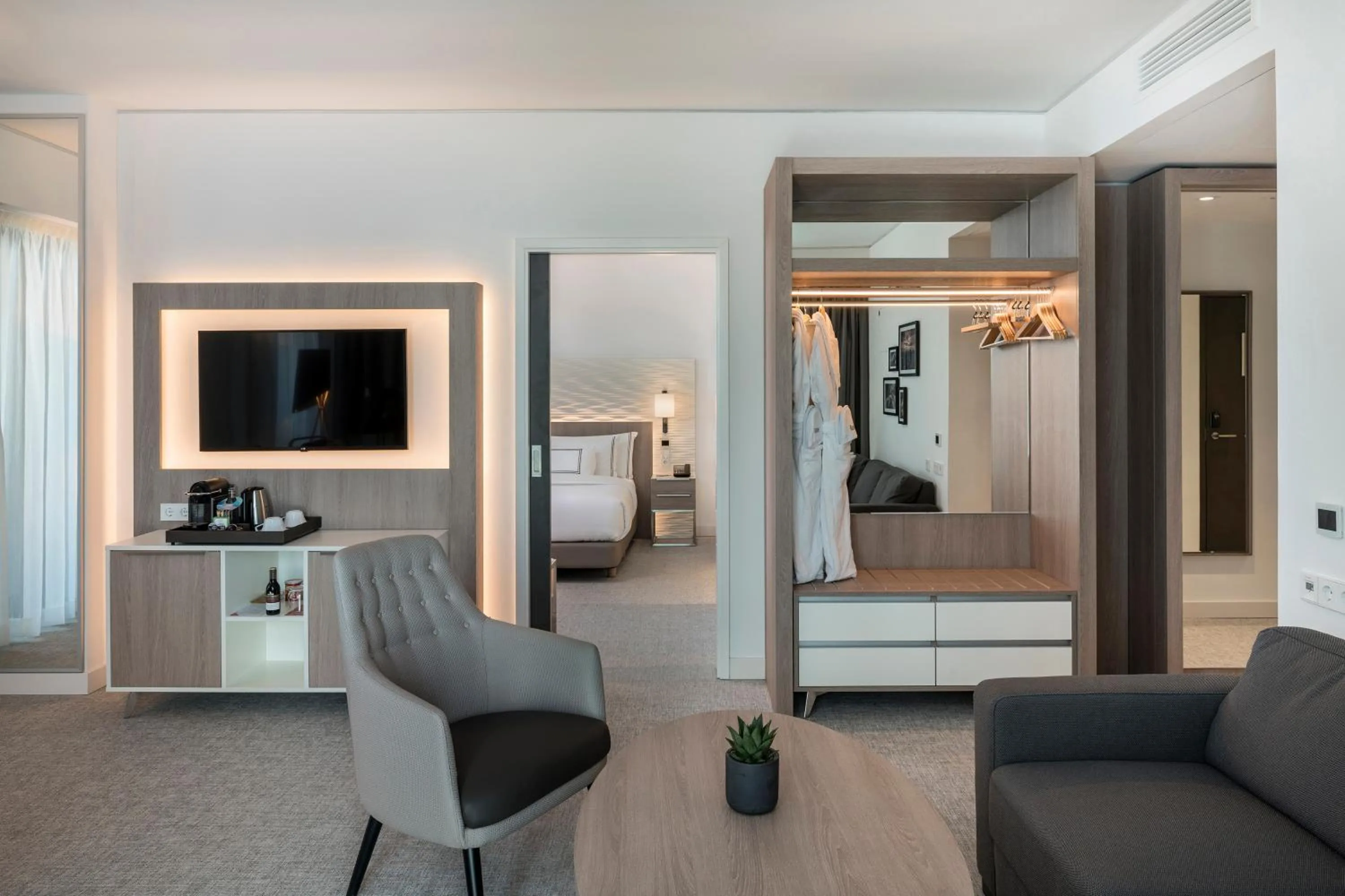 Communal lounge/ TV room in Meliá Frankfurt City