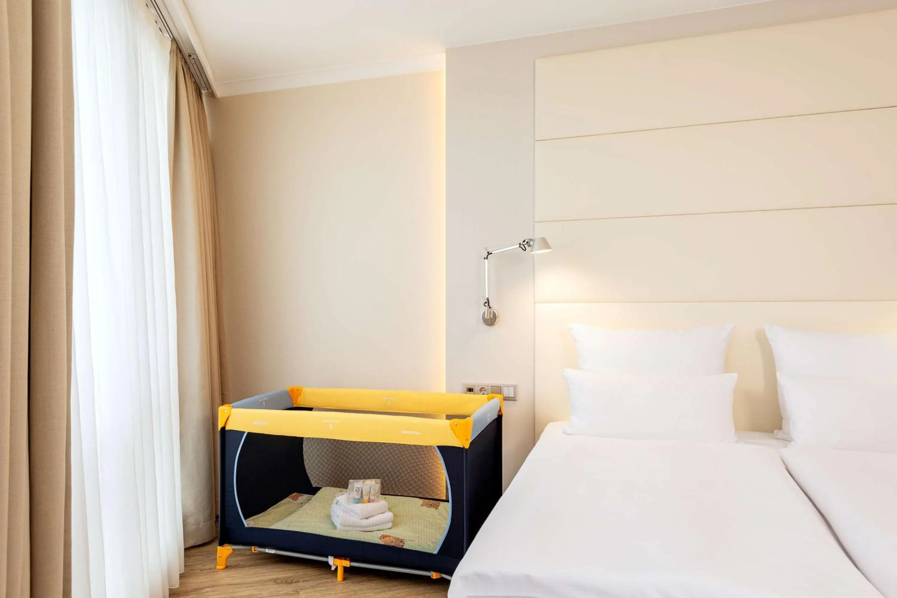 Bedroom, Bed in NH Berlin Alexanderplatz