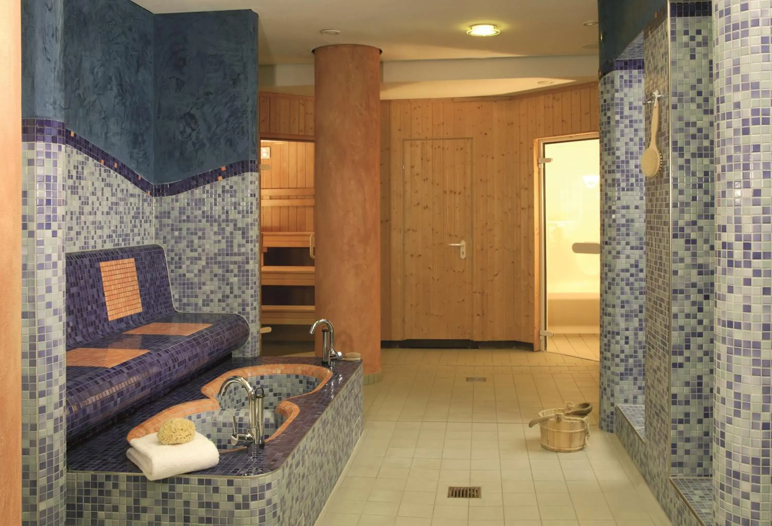 Pool view, Bed in NH Berlin Alexanderplatz Pool view, Bed in NH Berlin Alexanderplatz