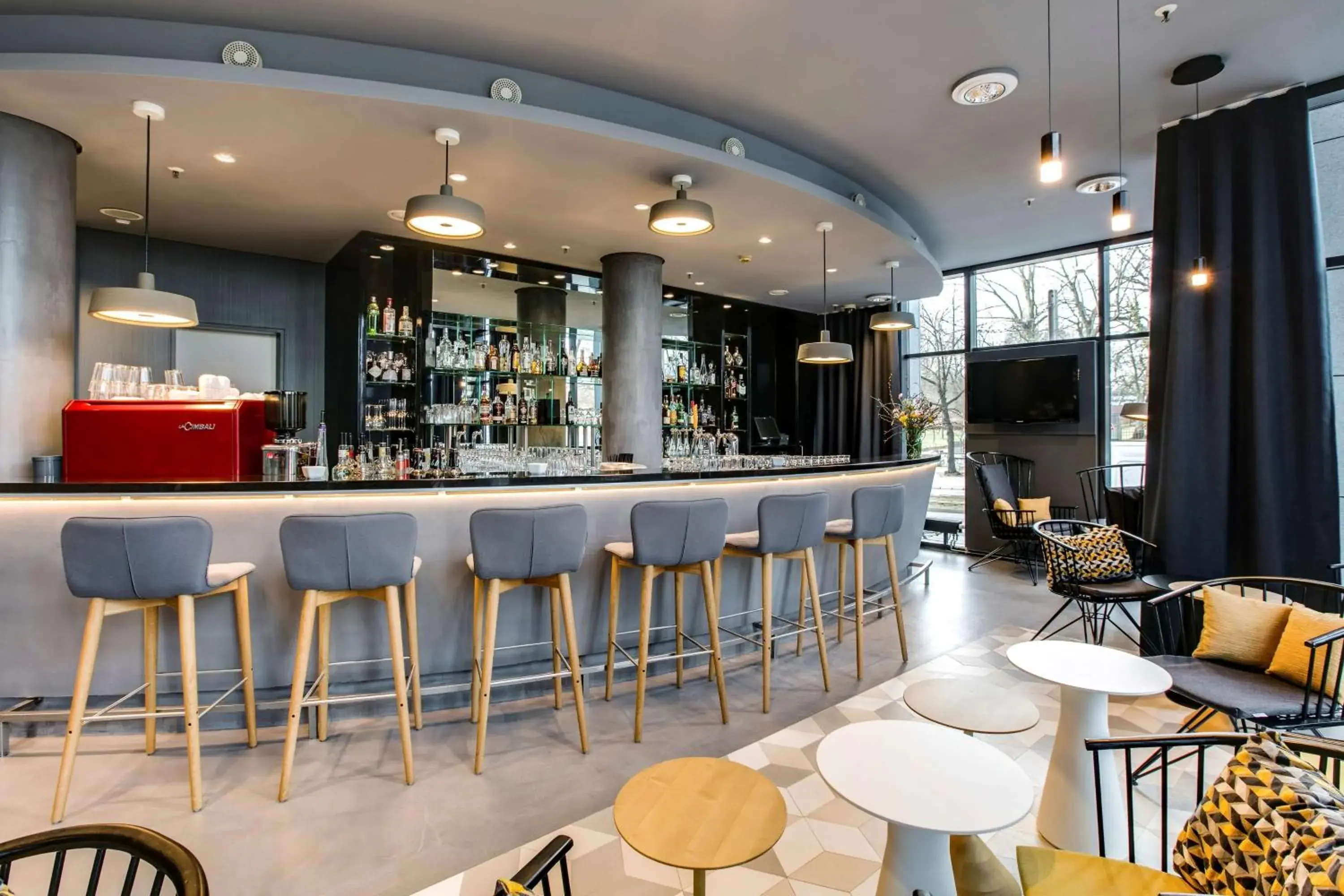 Lounge or bar in NH Berlin Alexanderplatz Lounge or bar in NH Berlin Alexanderplatz