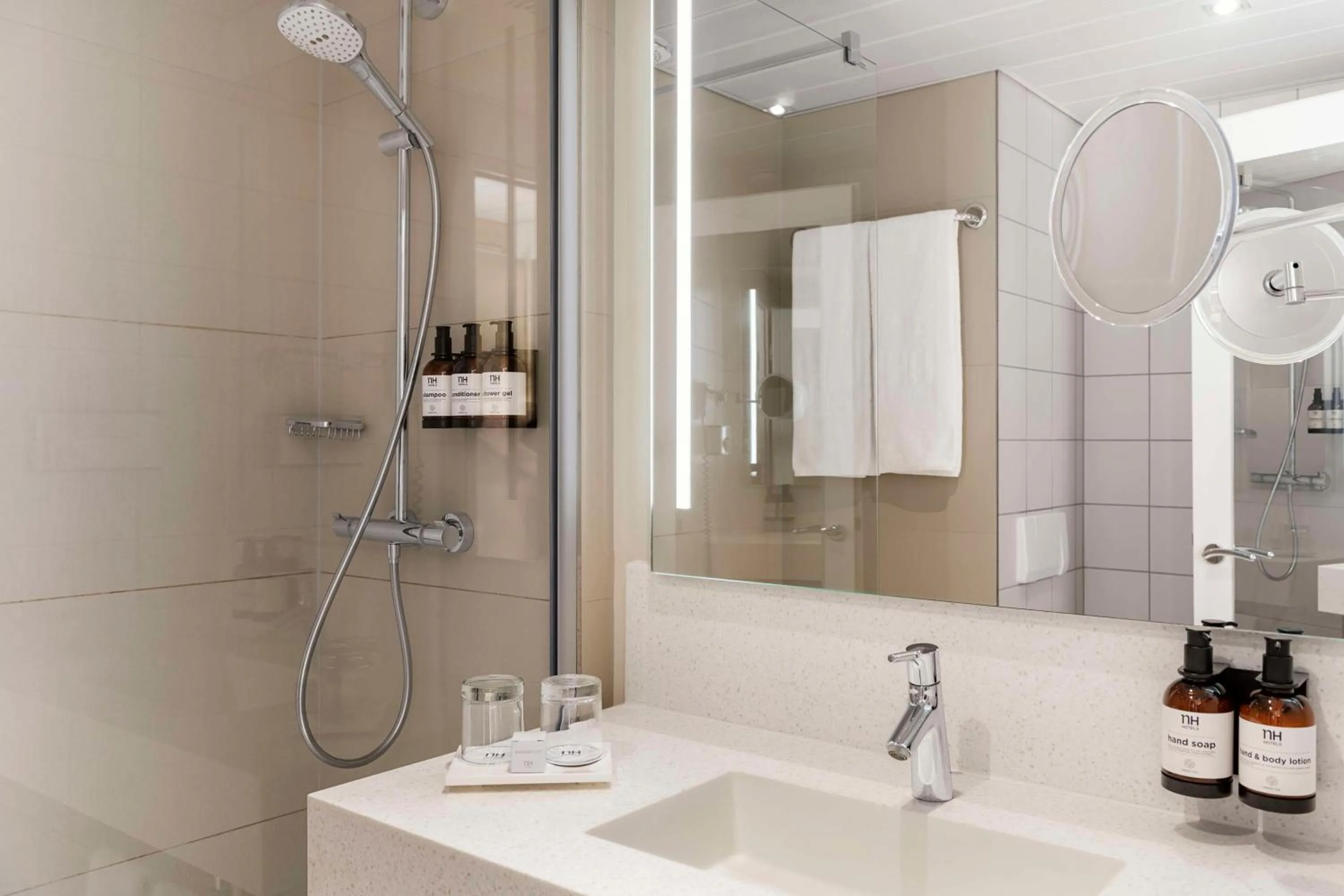 Bathroom in NH Berlin Alexanderplatz