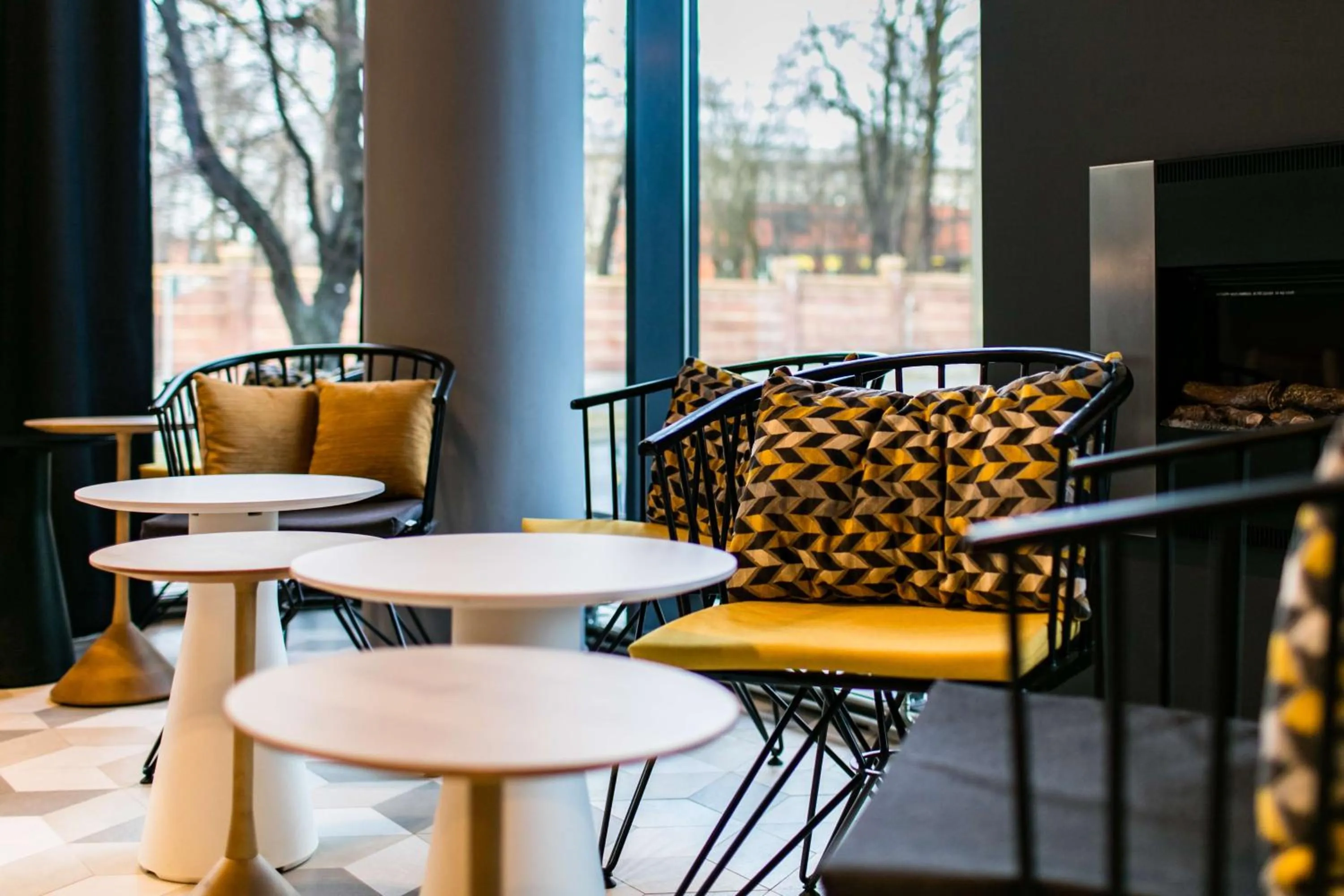 Lounge or bar in NH Berlin Alexanderplatz