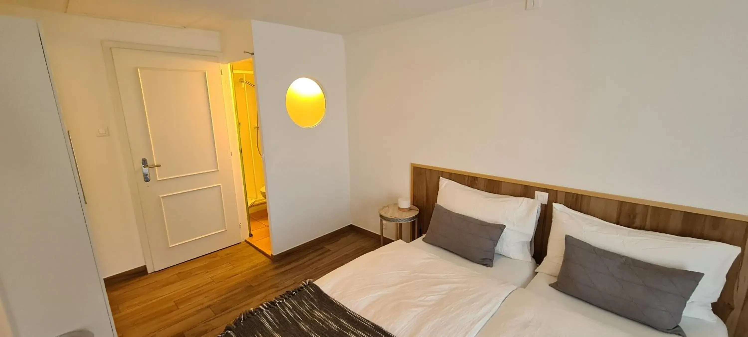 Triple Room with Lake View - single occupancy in Hôtel Restaurant Cave Bel-Air Triple Room with Lake View - single occupancy in Hôtel Restaurant Cave Bel-Air