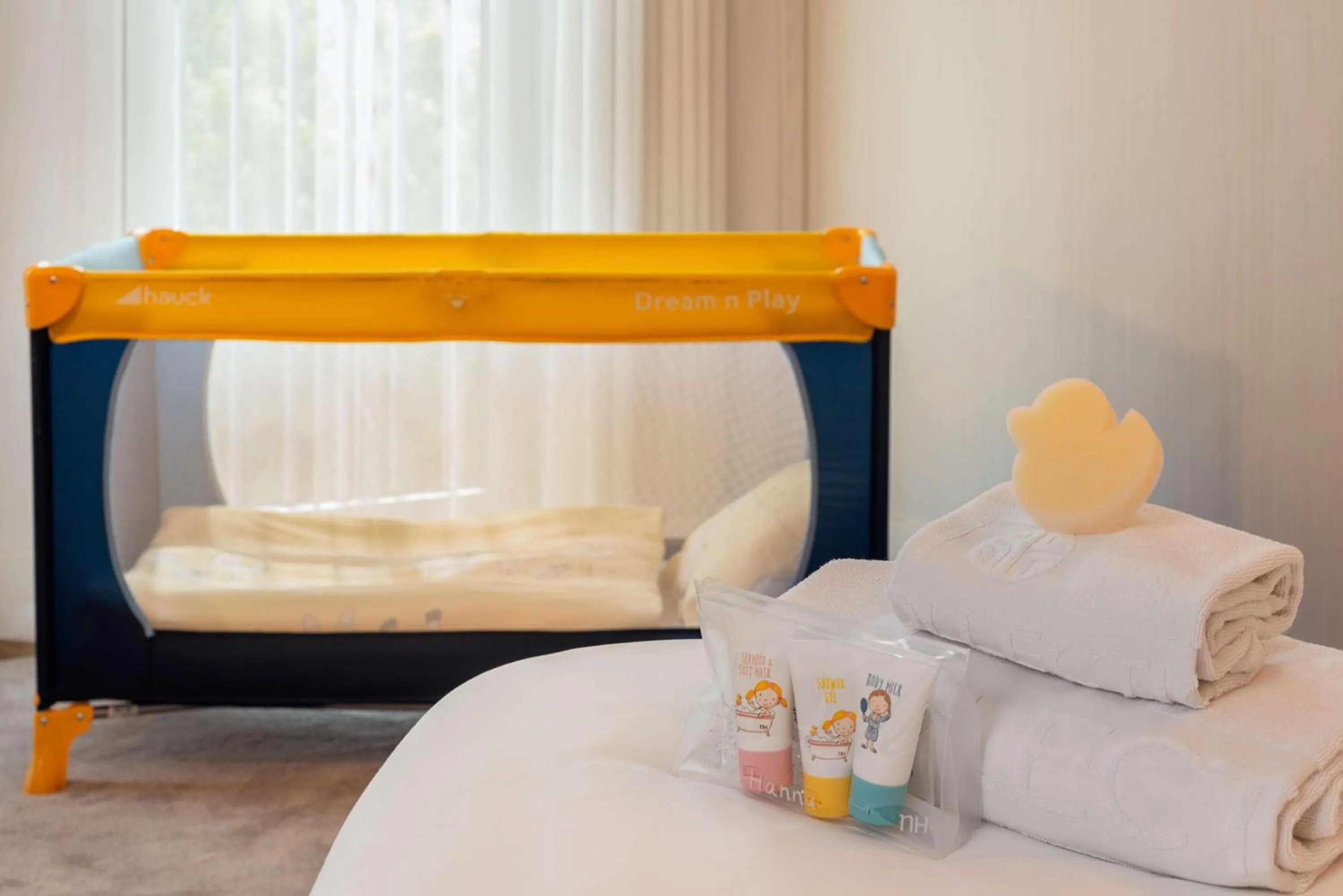 Bedroom, Bed in NH Collection Berlin Mitte am Checkpoint Charlie