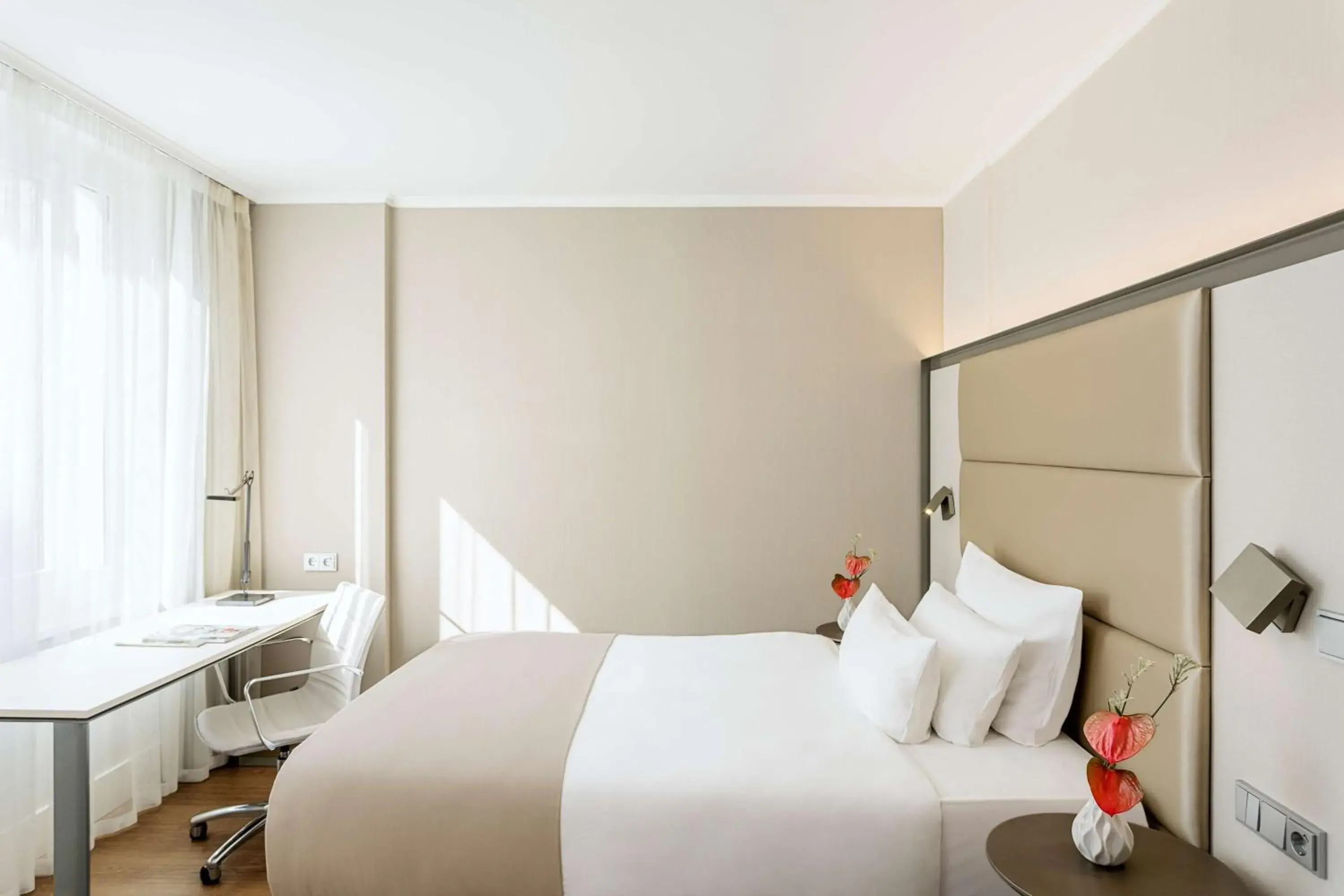 Photo of the whole room, Bed in NH Collection Berlin Mitte am Checkpoint Charlie Photo of the whole room, Bed in NH Collection Berlin Mitte am Checkpoint Charlie