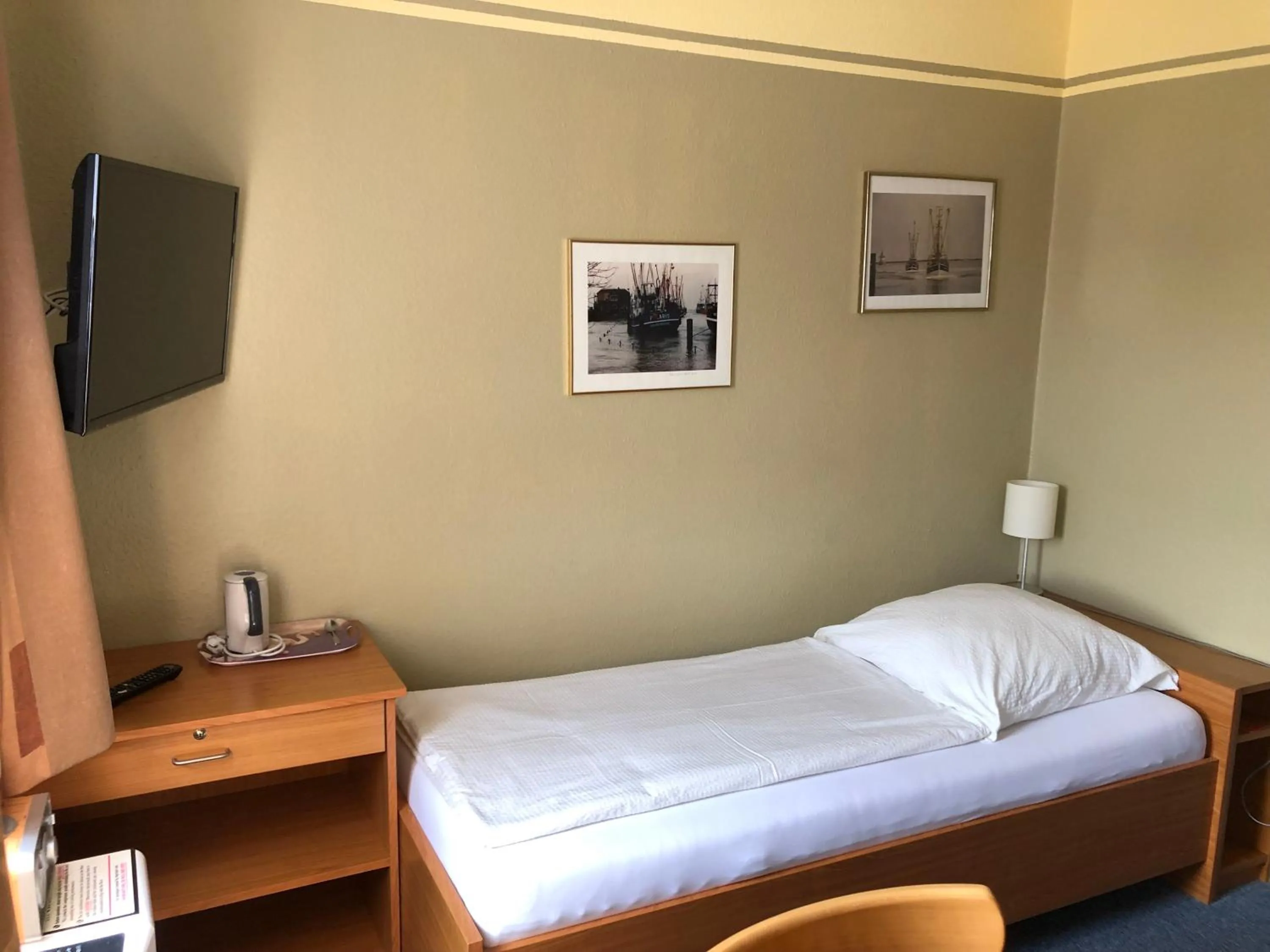 Bed in Garni Hotel-Pension Holum