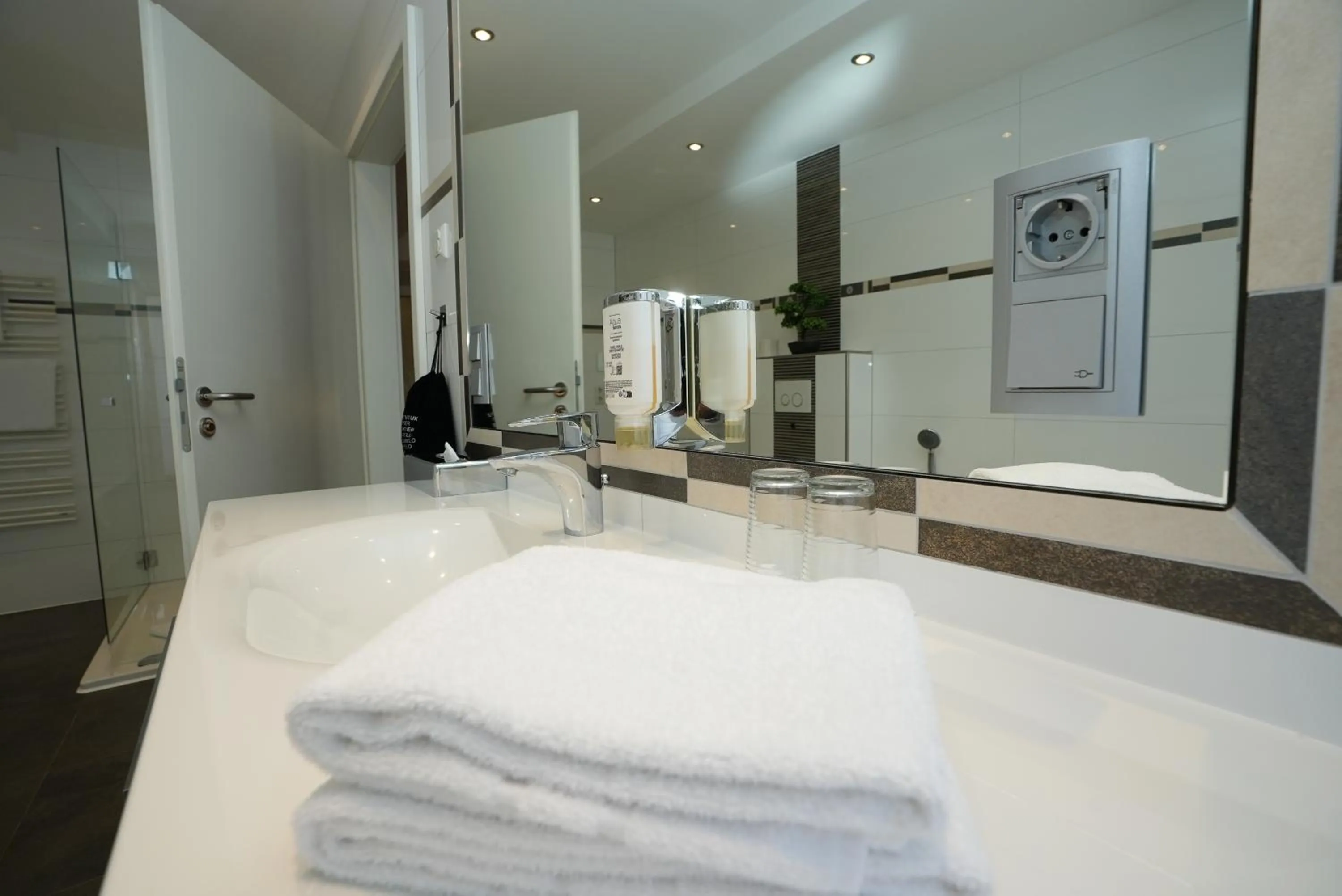 Shower, Bed in UNO Hotel Posthof Saarlouis