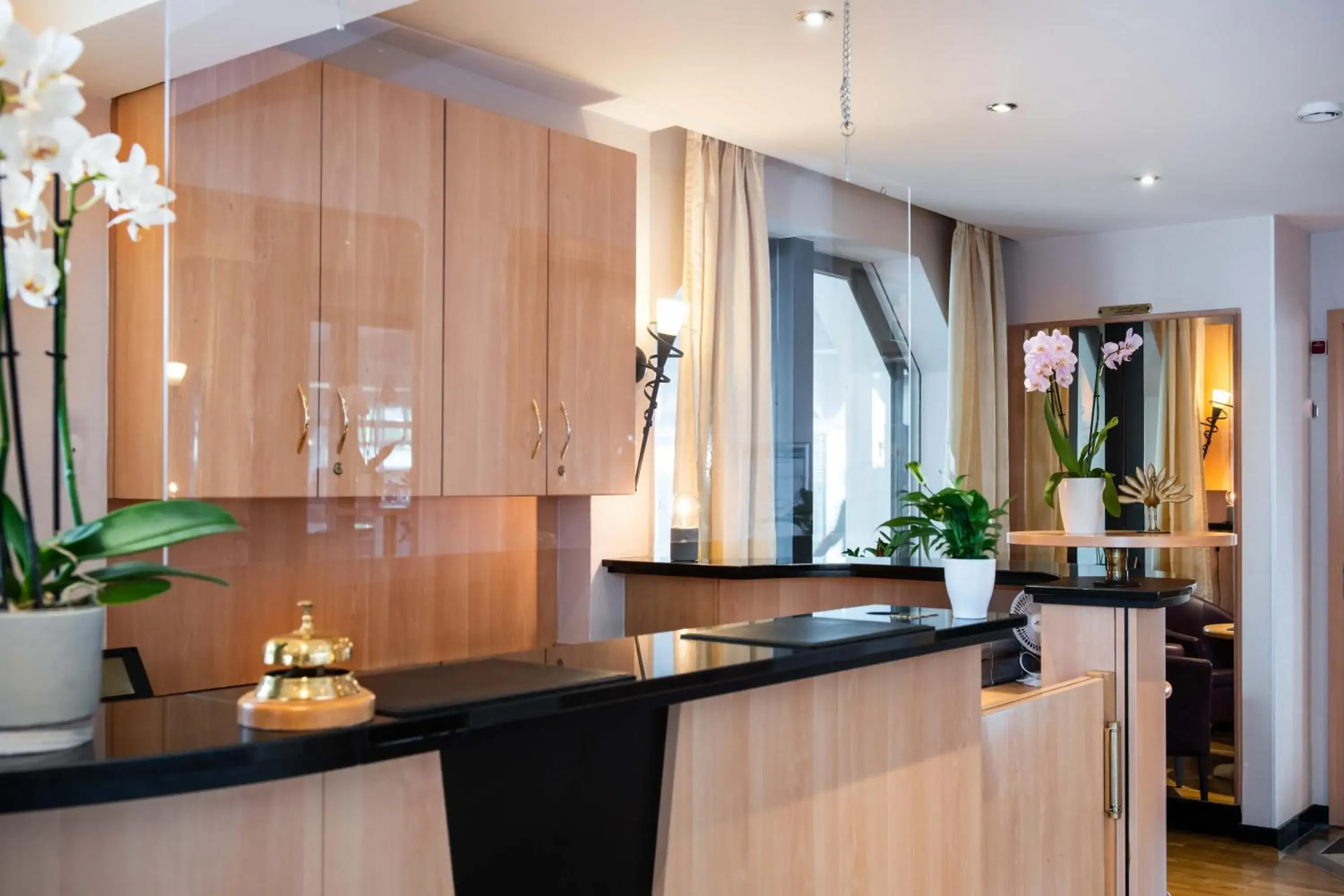 Lobby or reception, Kitchen/Kitchenette in UNO Hotel Posthof Saarlouis