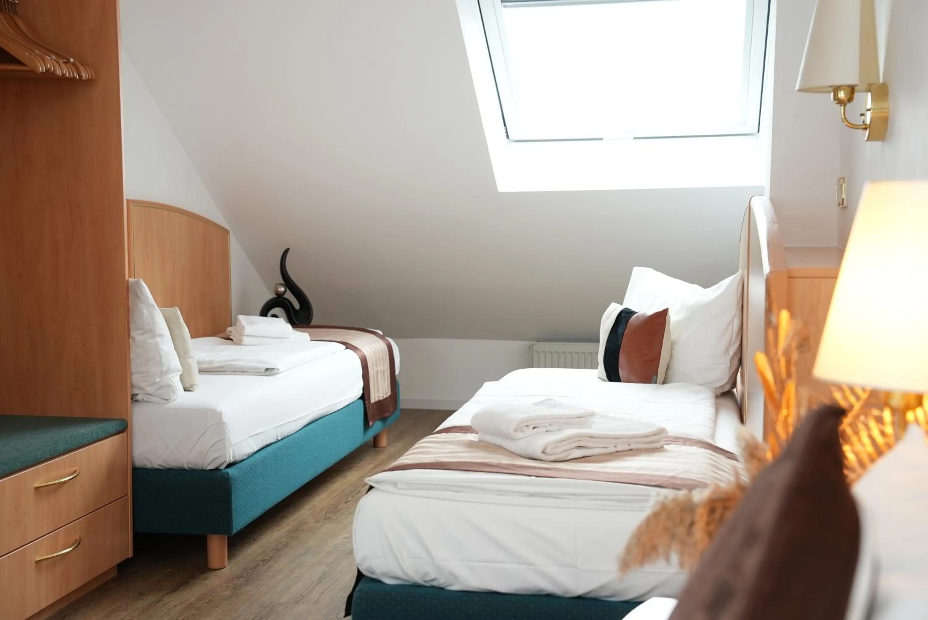 Photo of the whole room, Bed in UNO Hotel Posthof Saarlouis