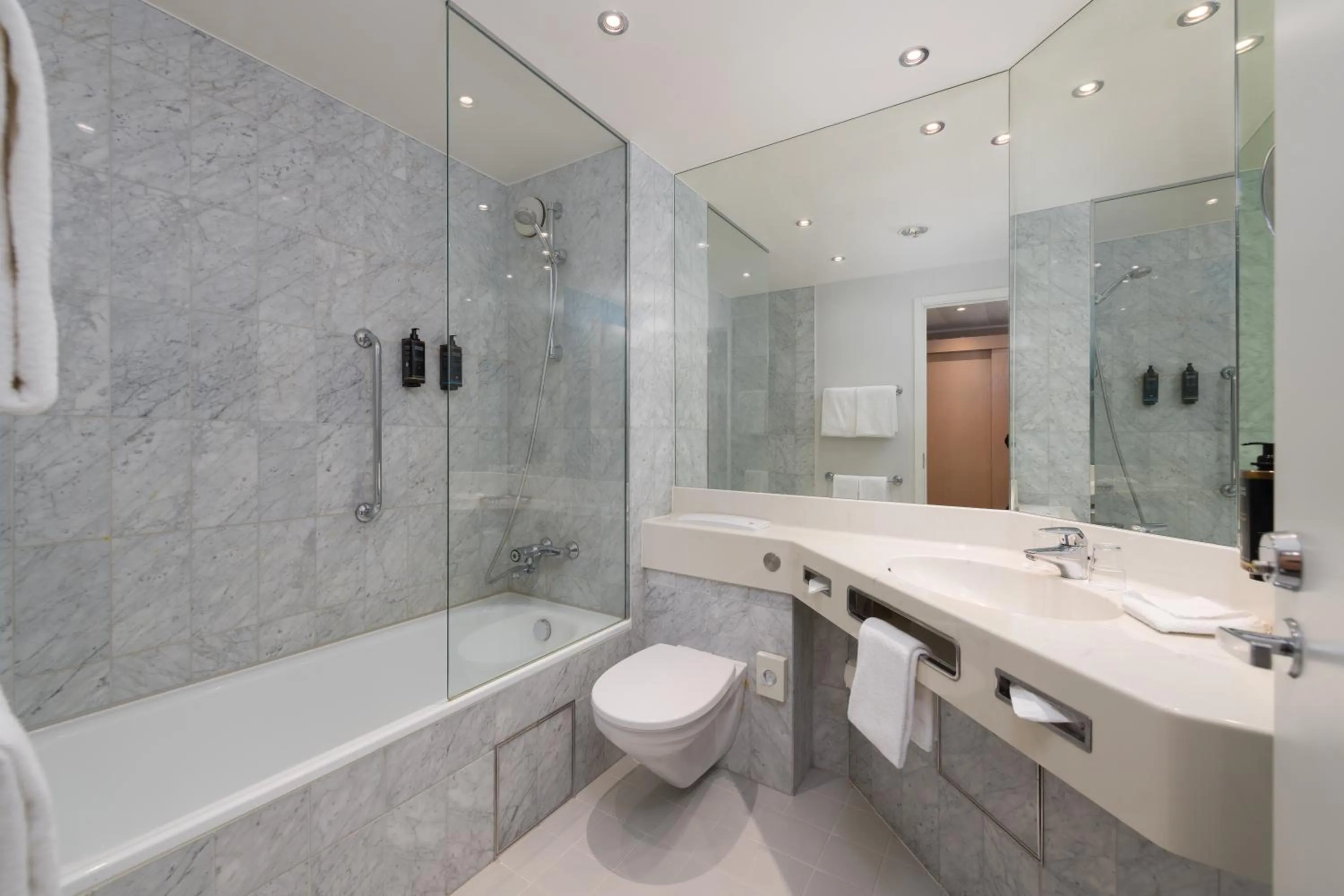 Bathroom in Mercure Hannover Oldenburger Allee