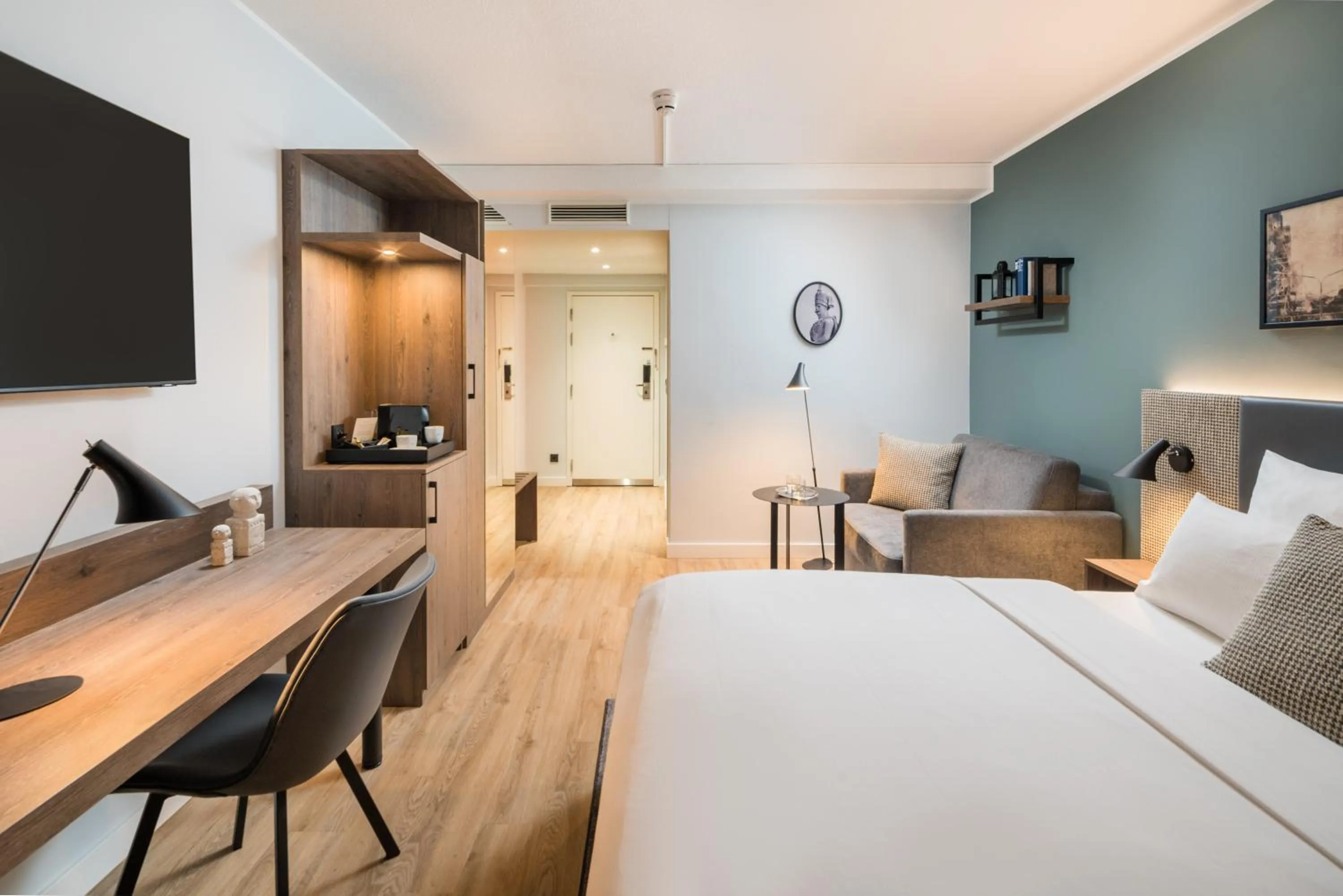 Photo of the whole room, Bed in Mercure Hannover Oldenburger Allee