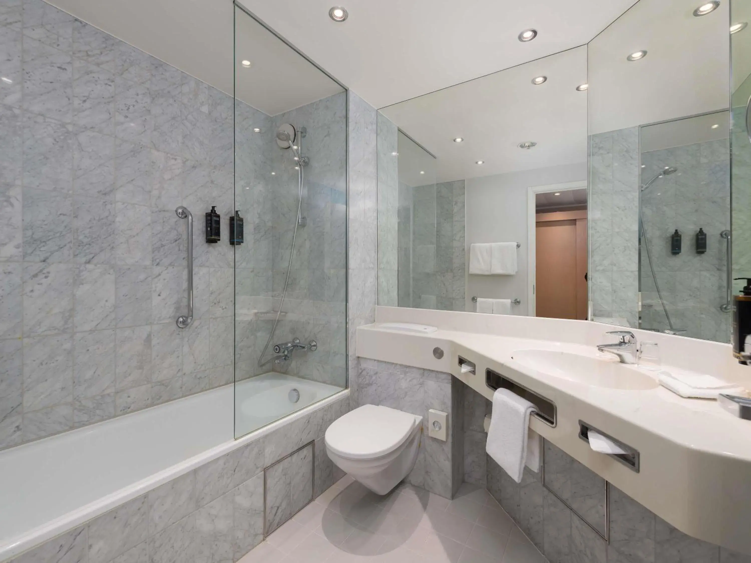 Bedroom in Mercure Hannover Oldenburger Allee Bedroom in Mercure Hannover Oldenburger Allee