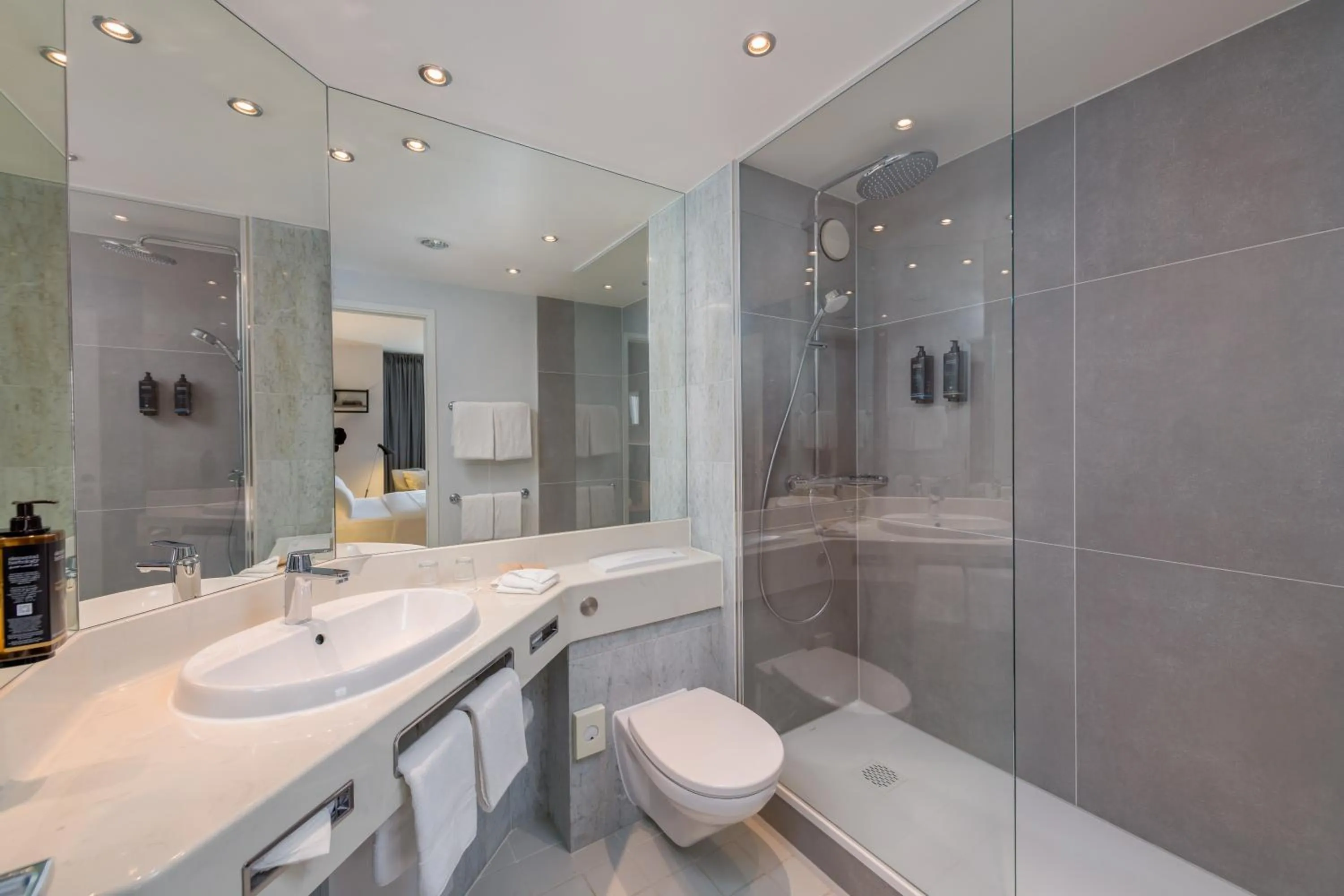 Bathroom in Mercure Hannover Oldenburger Allee